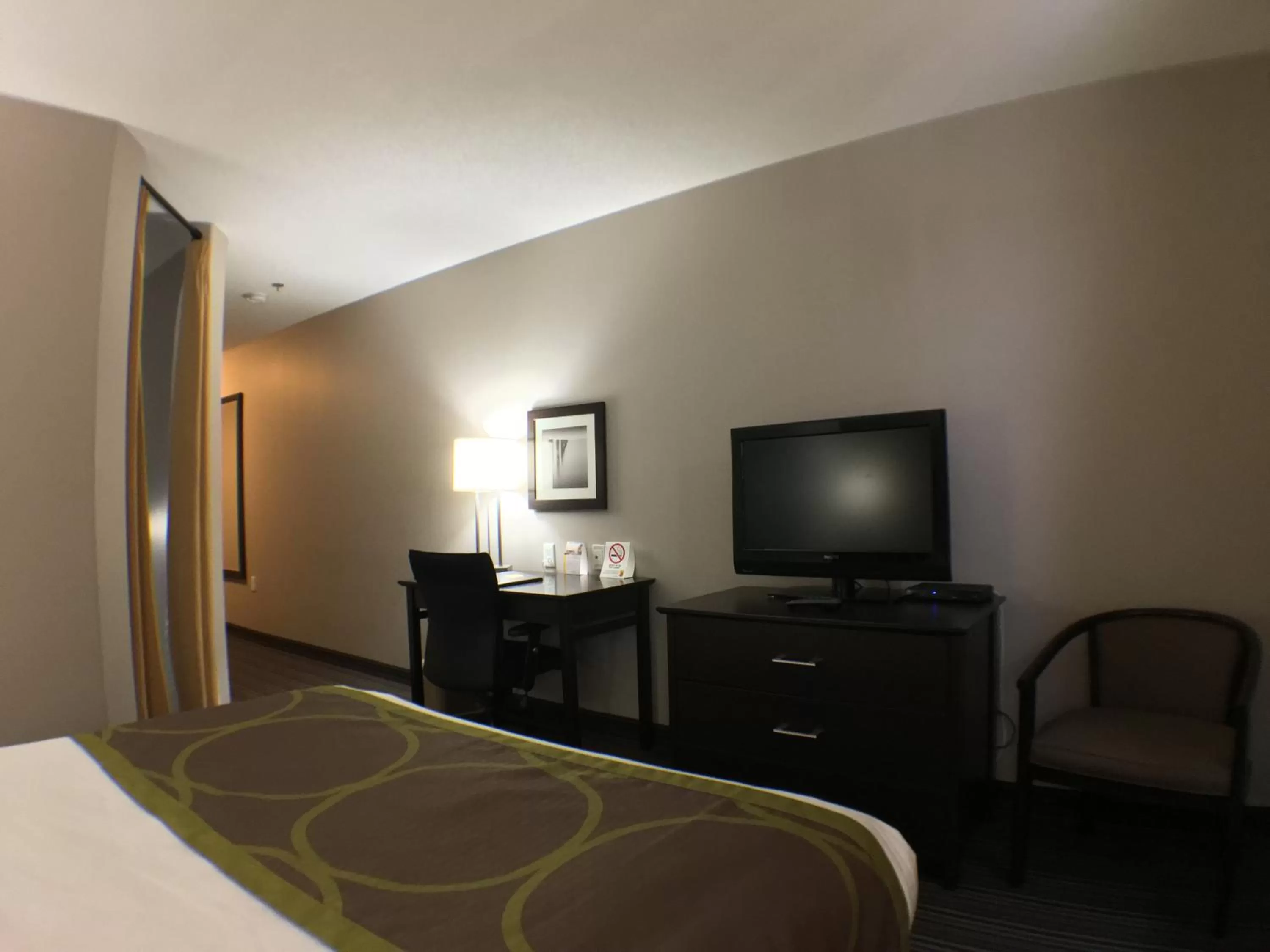 Photo of the whole room, Bed in Super 8 by Wyndham Kapuskasing