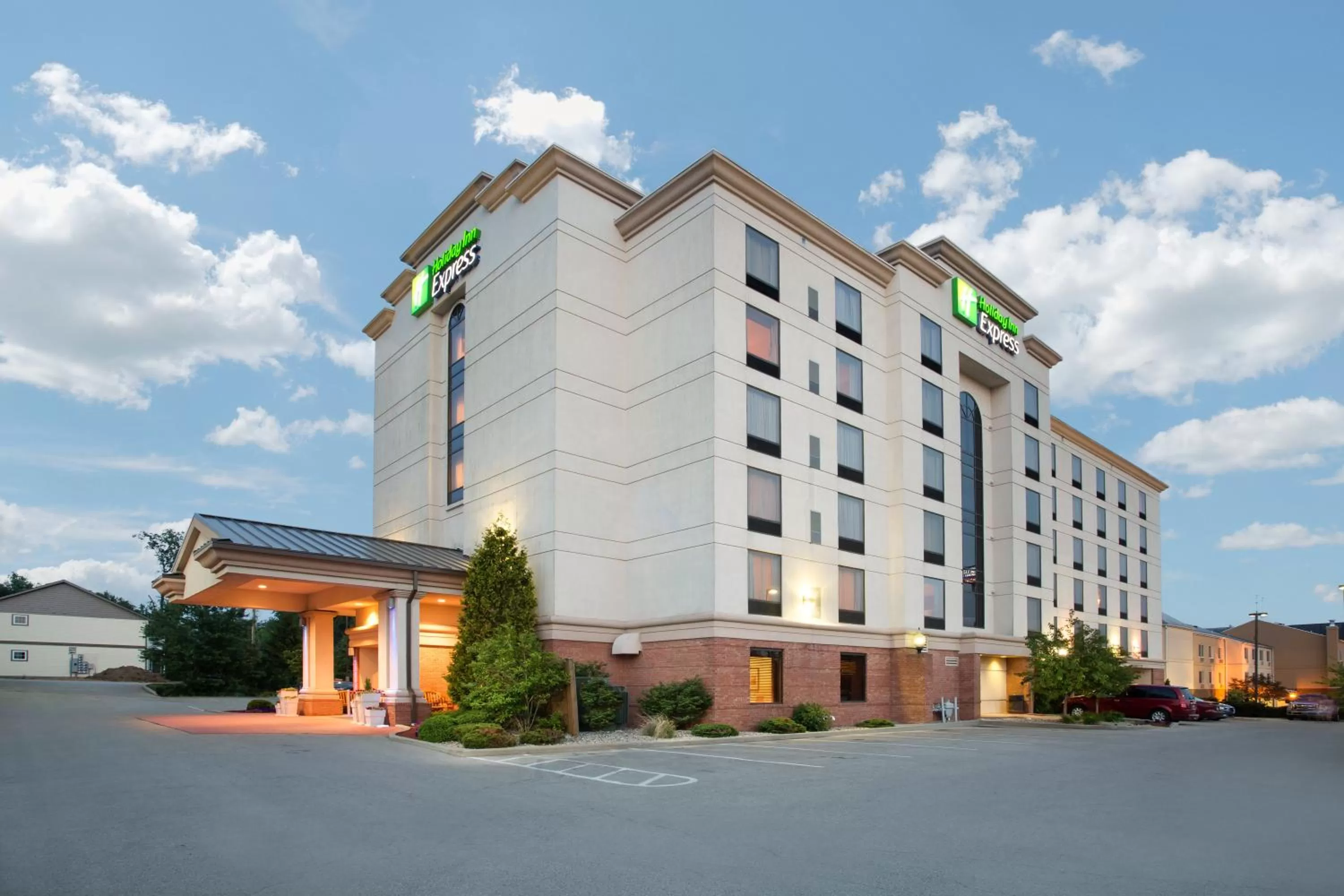 Property building in Holiday Inn Express & Suites Bloomington by IHG