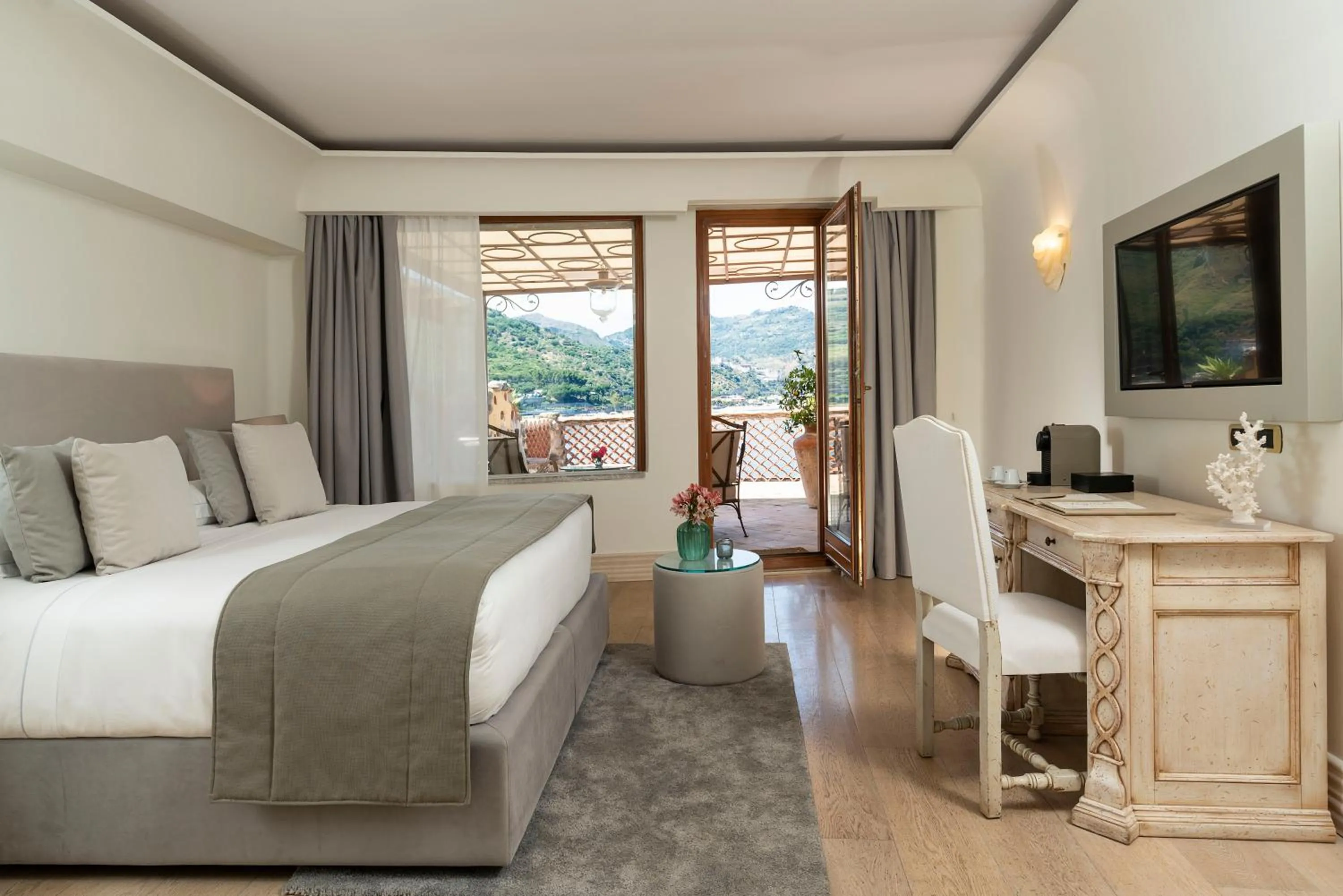 Bedroom, Bed in Atlantis Bay - The Leading Hotels of the World