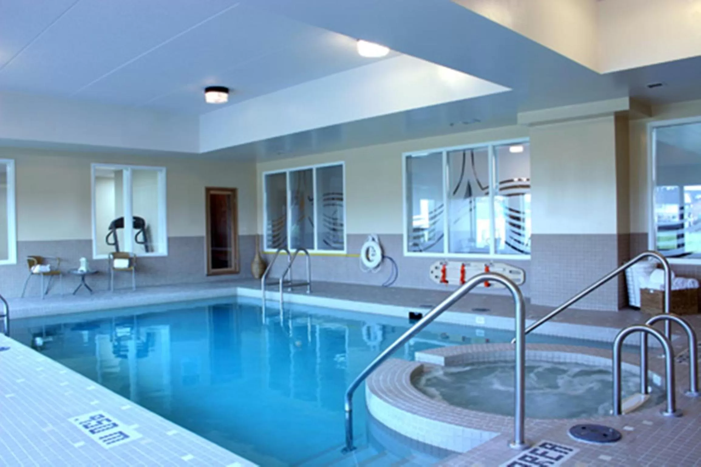 Pool view in Admiral Inn Mississauga