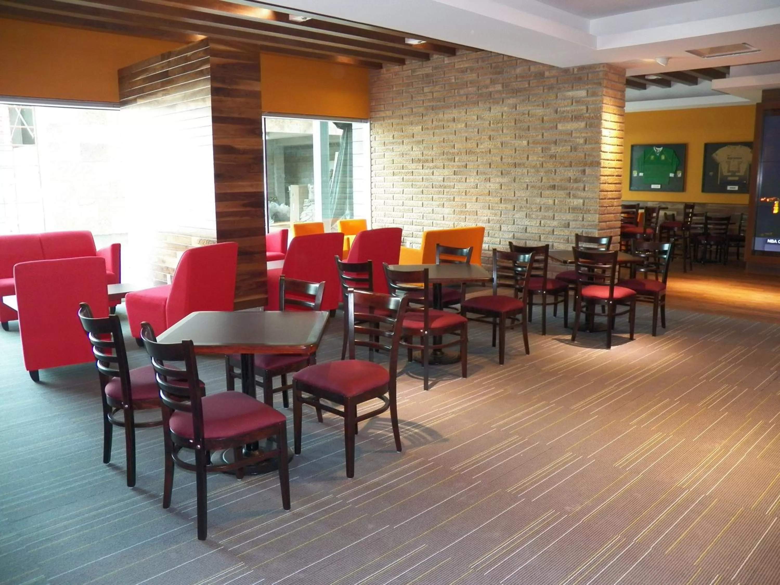 Lounge or bar in Holiday Inn & Suites Plaza Mayor by IHG