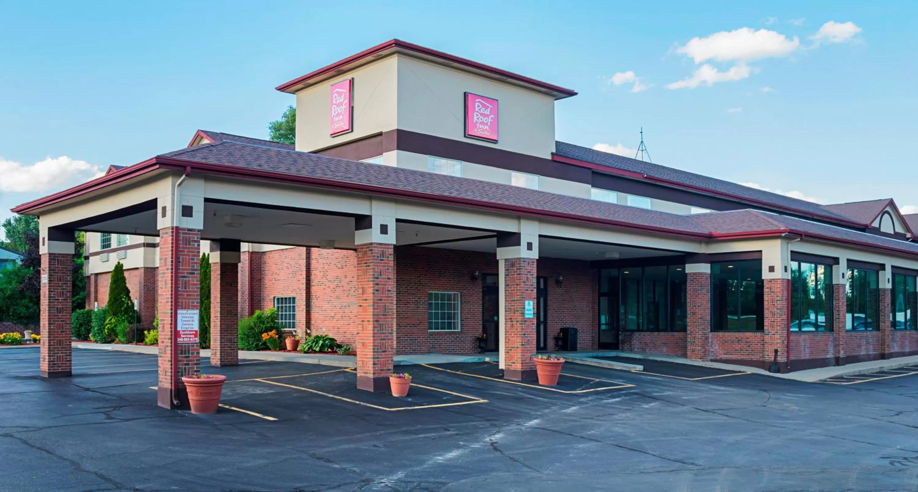 Property building in Red Roof Inn & Suites Lake Orion / Auburn Hills