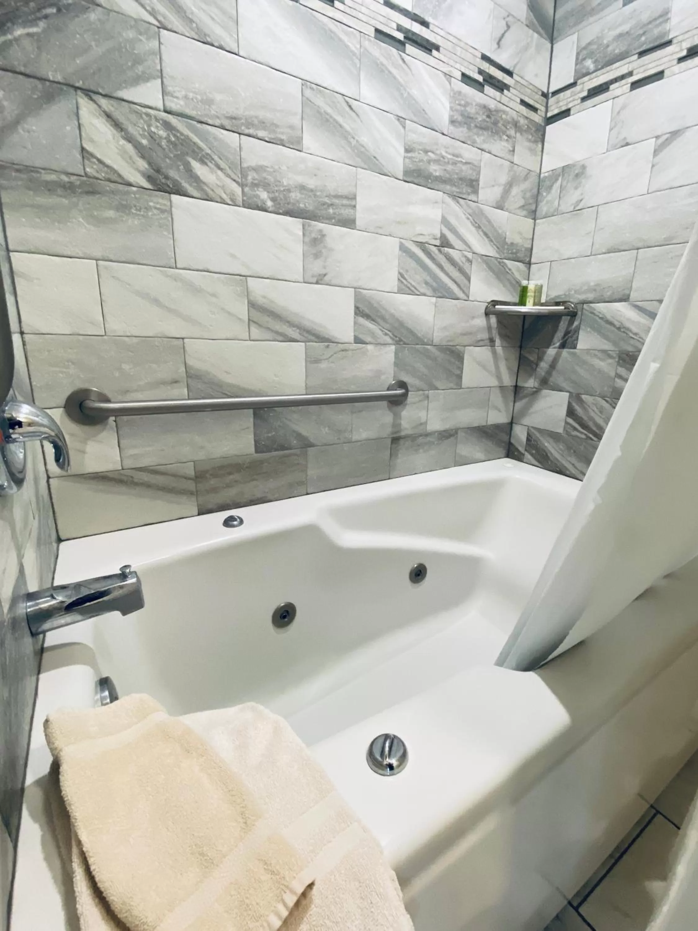 Bath in Salida Inn & Monarch Suites