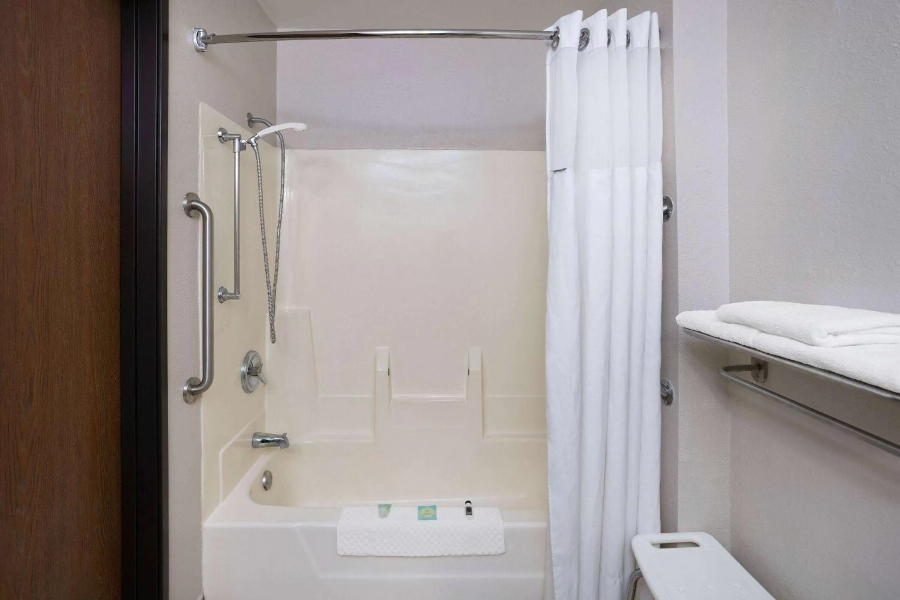 TV and multimedia in Baymont by Wyndham Beloit