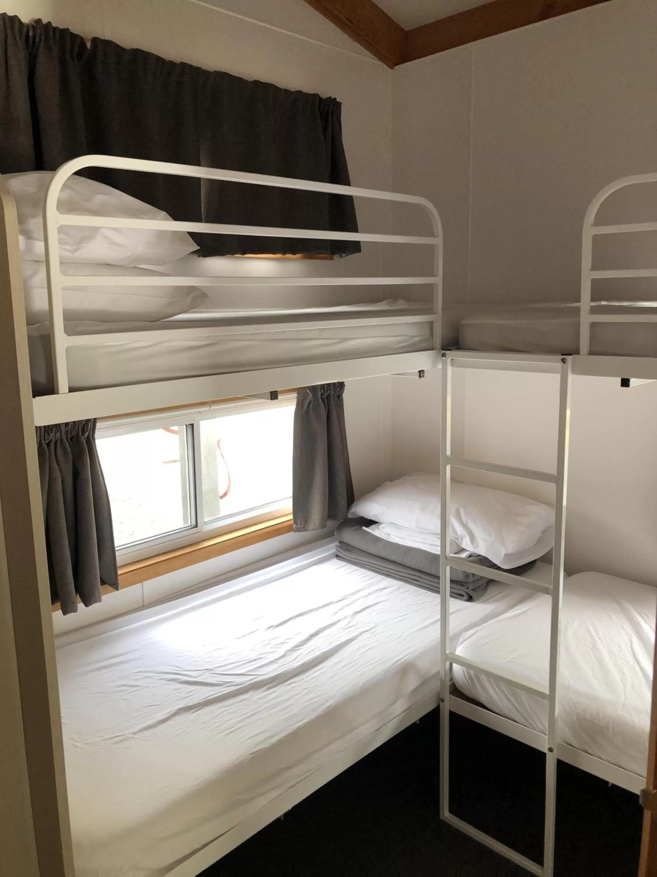 bunk bed, Bed in Amaroo Park