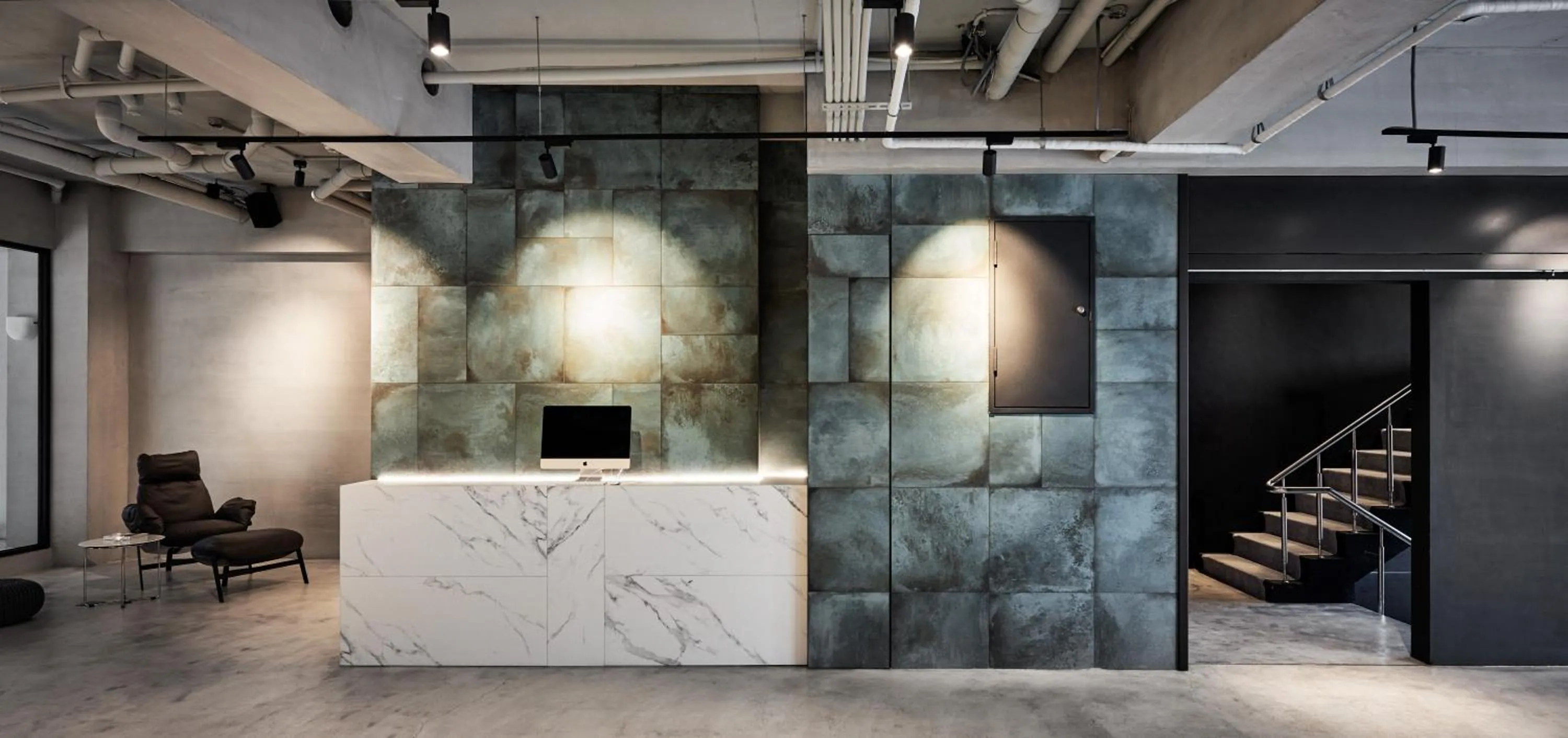 Communal lounge/ TV room in Waterfront Hotel