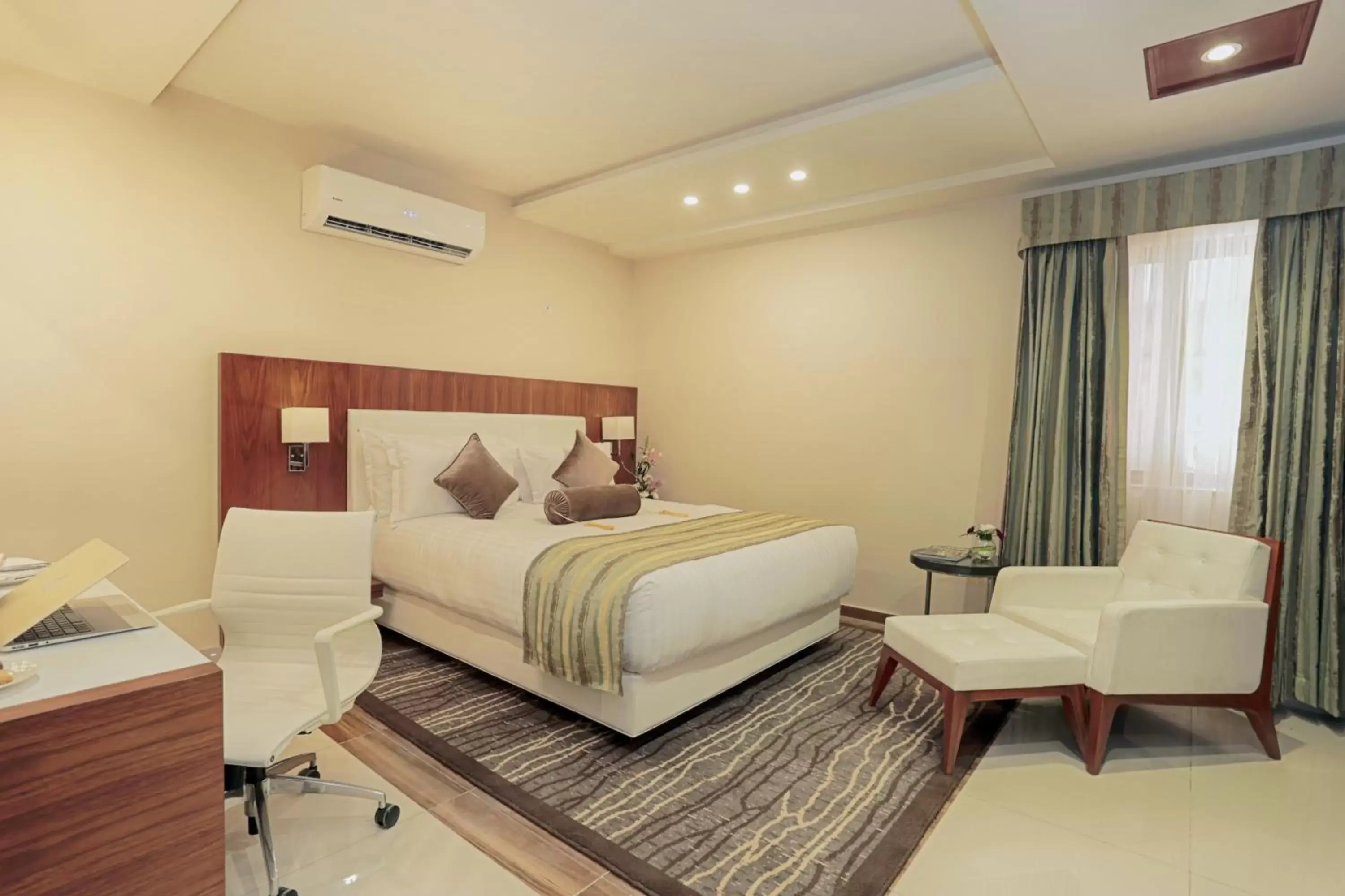 Deluxe Queen Room - single occupancy in Avari Xpress Faisalabad Deluxe Queen Room - single occupancy in Avari Xpress Faisalabad