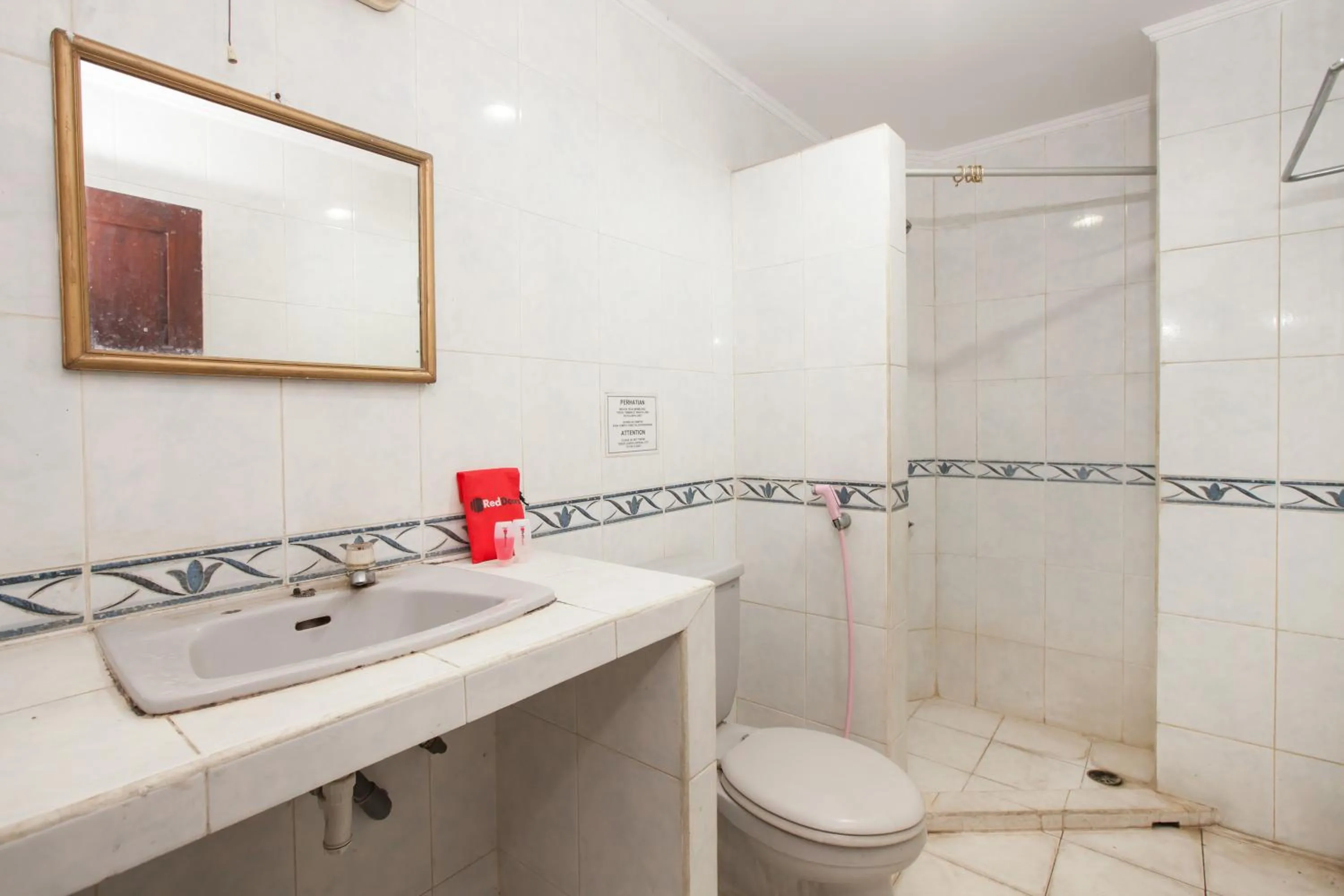 Bathroom in RedDoorz @ Lawang