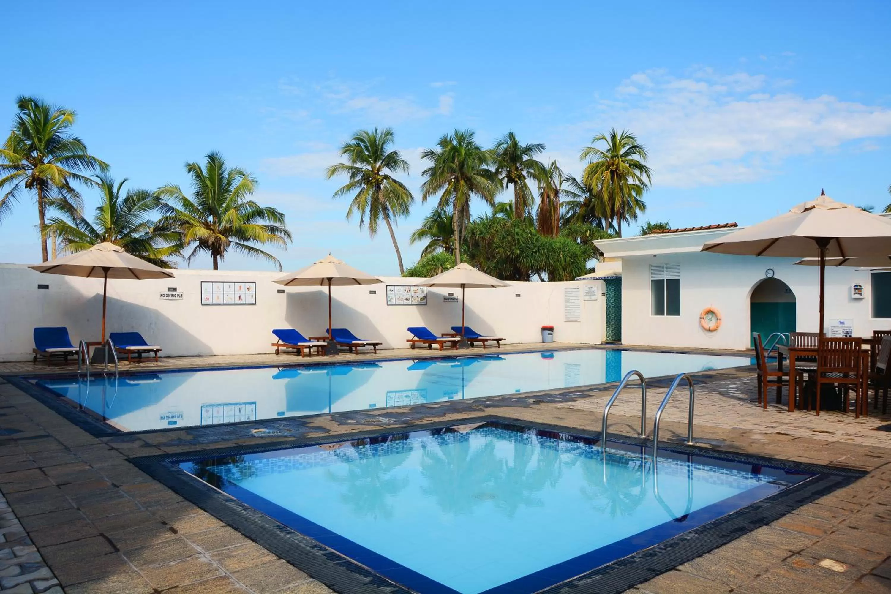 Swimming Pool in Mount Breeze Hotel