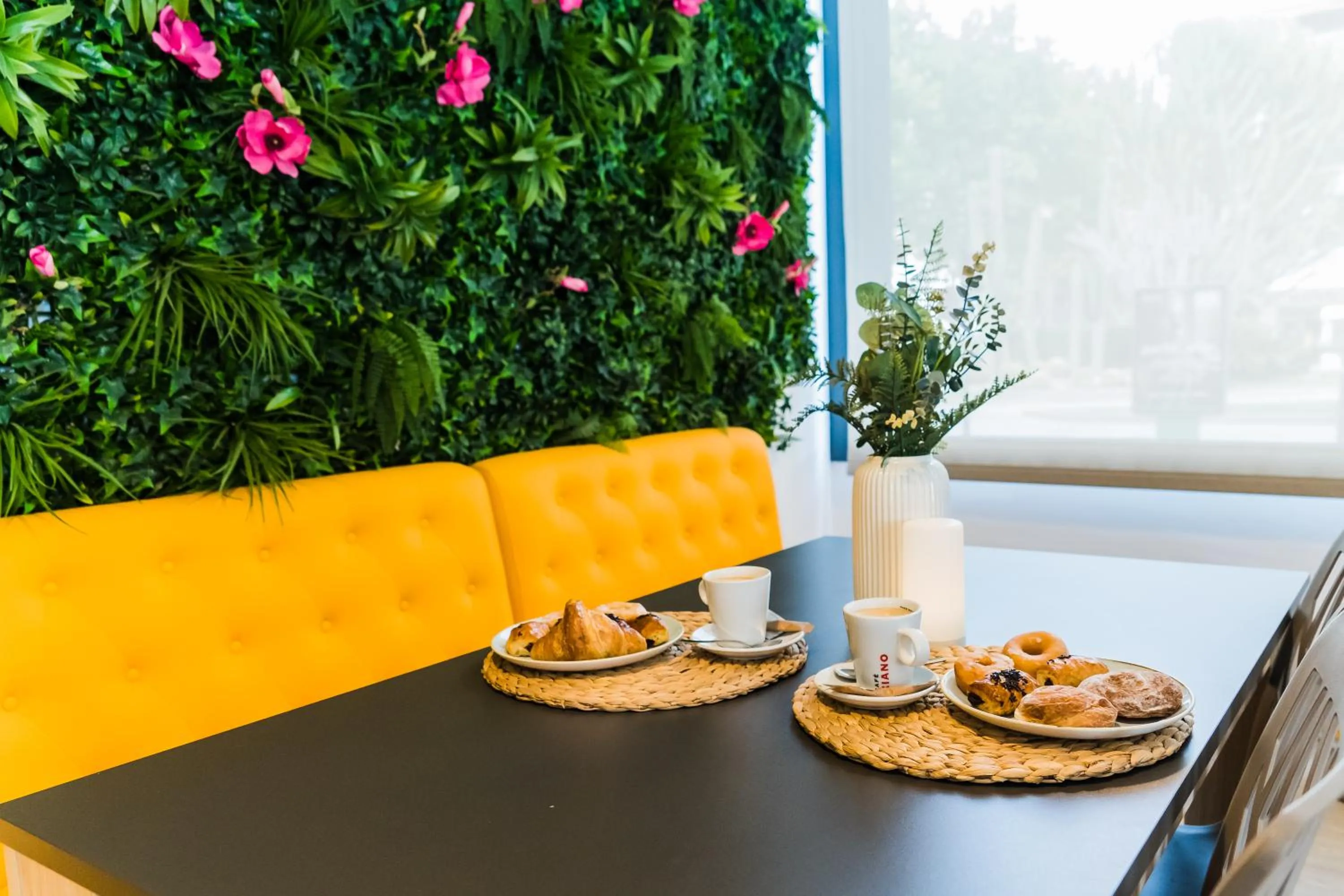 Restaurant/places to eat in Hotel Planas