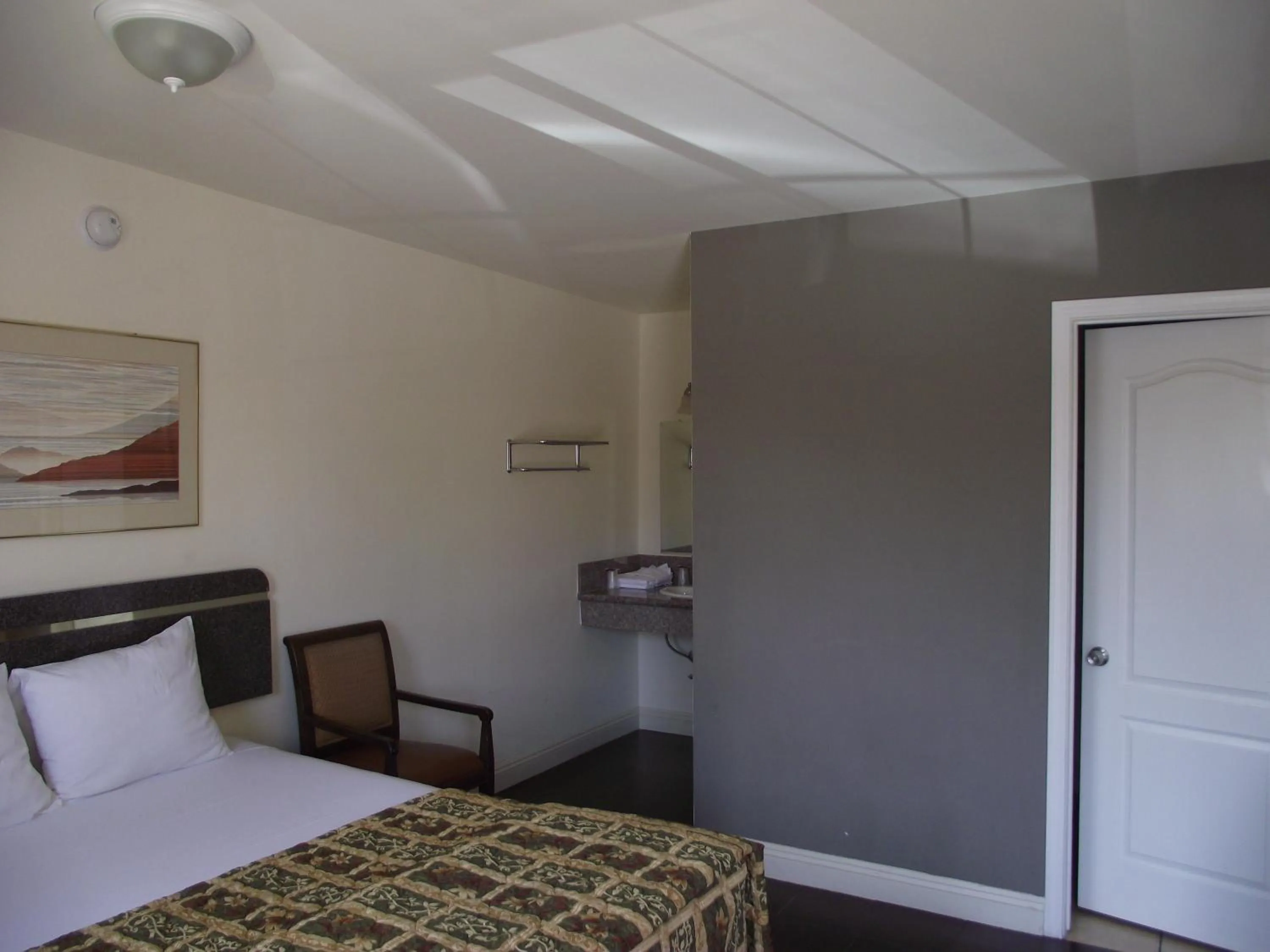 King Room with Private Bathroom - Non-Smoking in Sand Piper Motel - Los Angeles