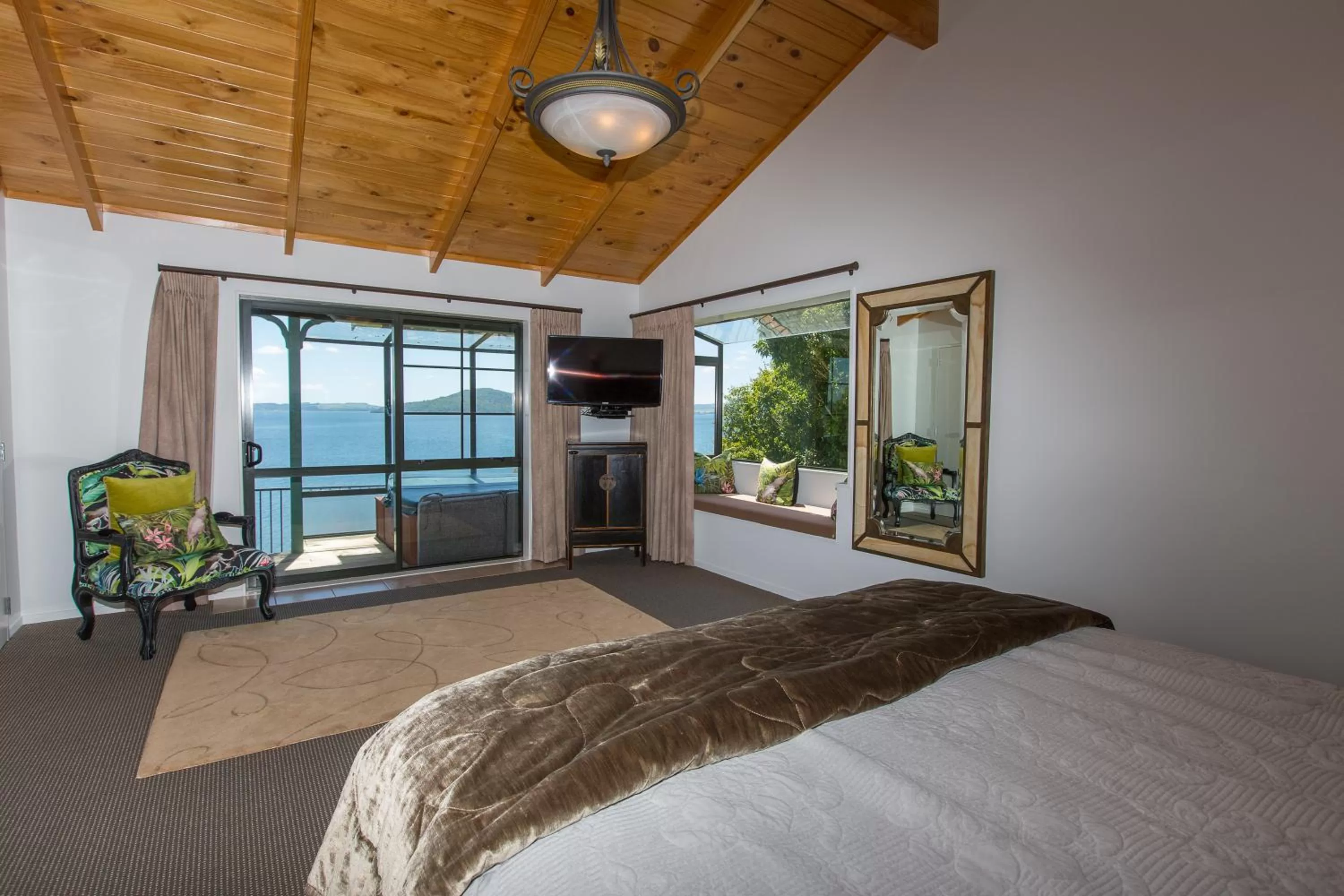 Lake view, Bed in On The Point - Lake Rotorua