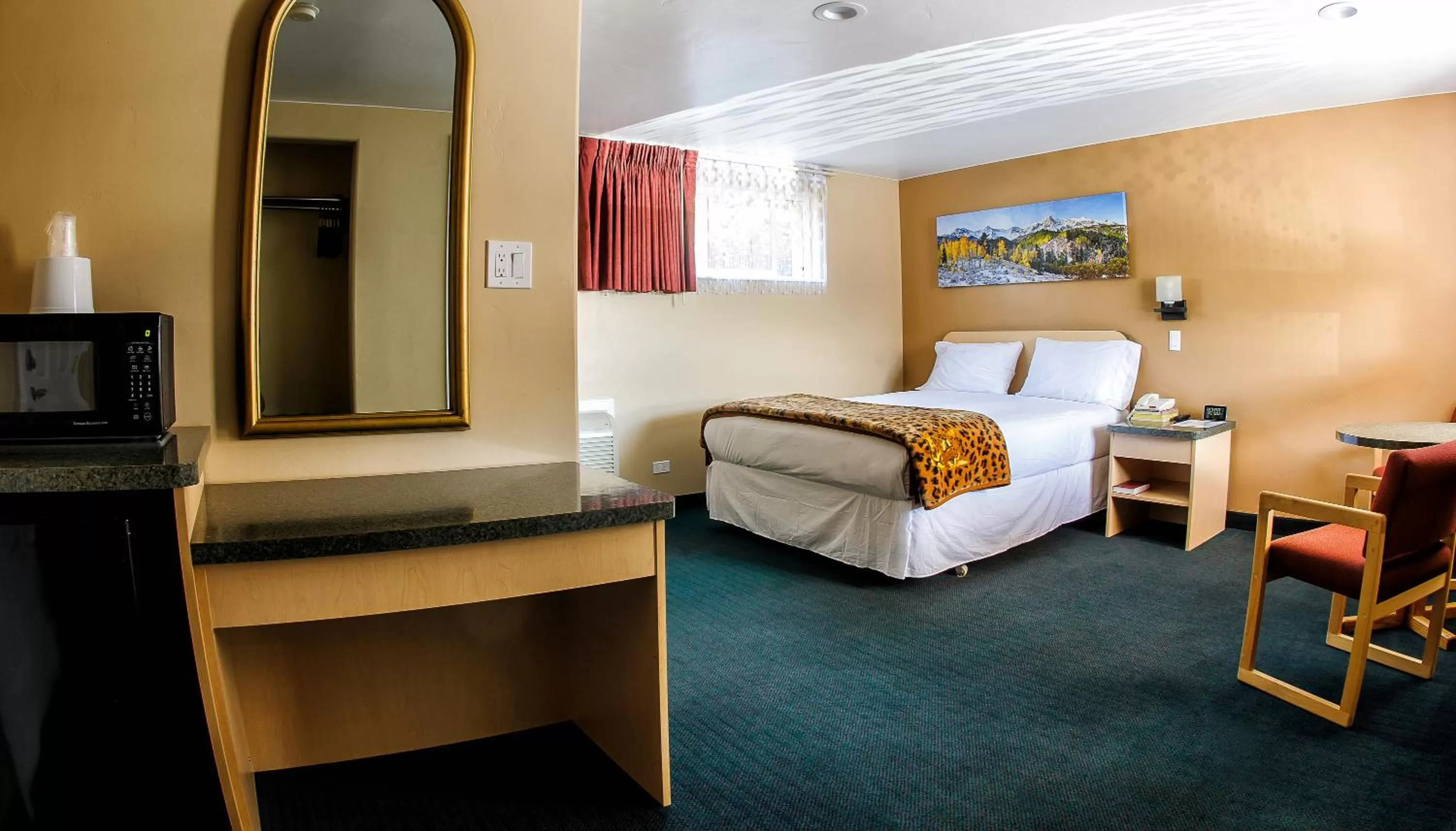 Photo of the whole room, Bed in Glenwood Springs Inn