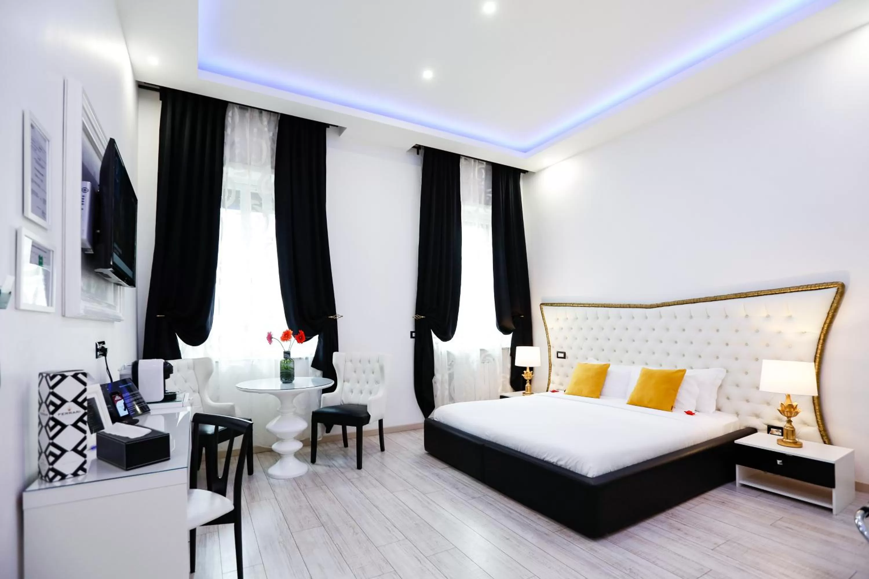 TV and multimedia, Bed in Escape Luxury Suite - CA Domus Collection