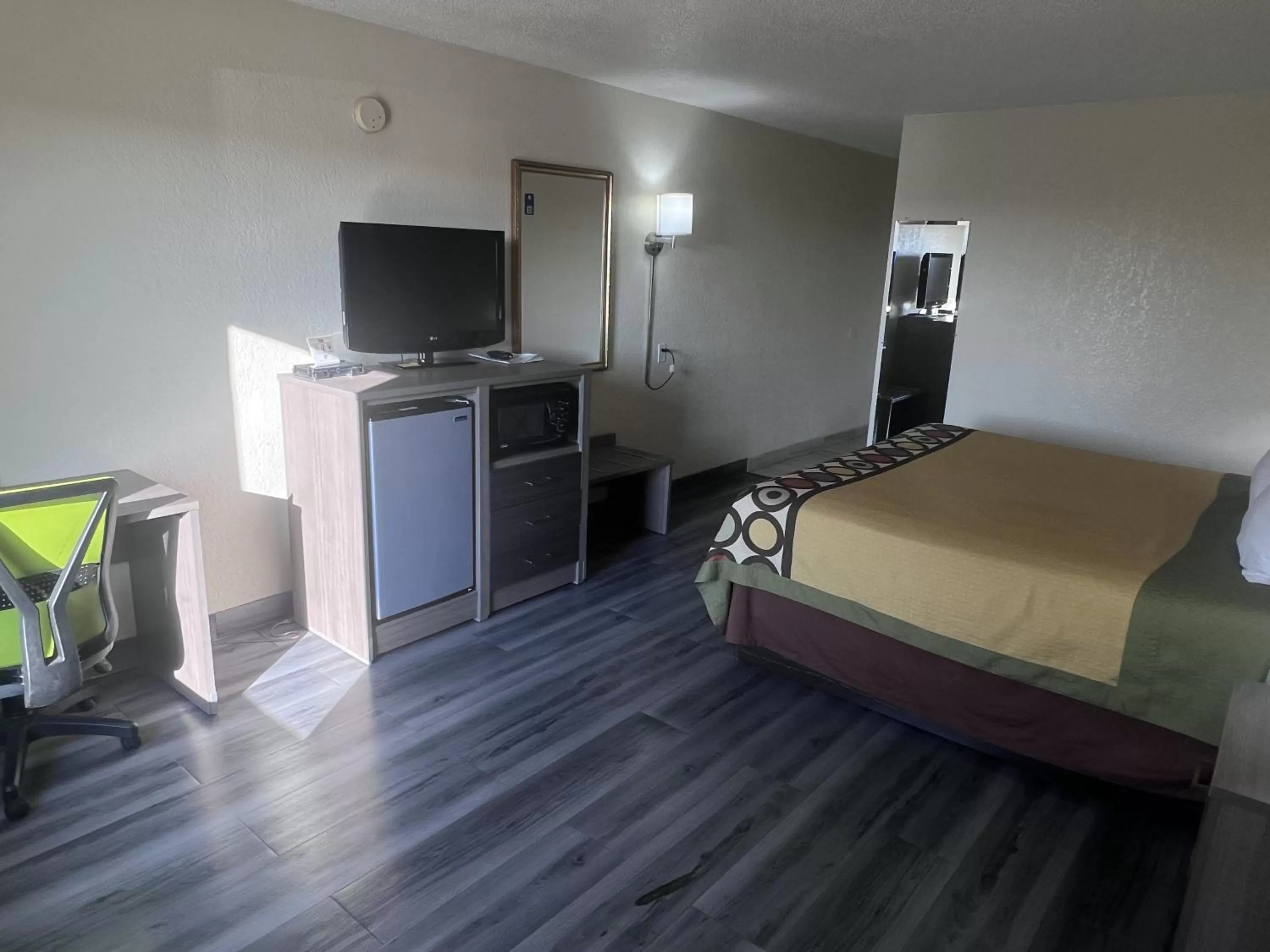 Photo of the whole room, Bed in Super 8 by Wyndham Ft Stockton