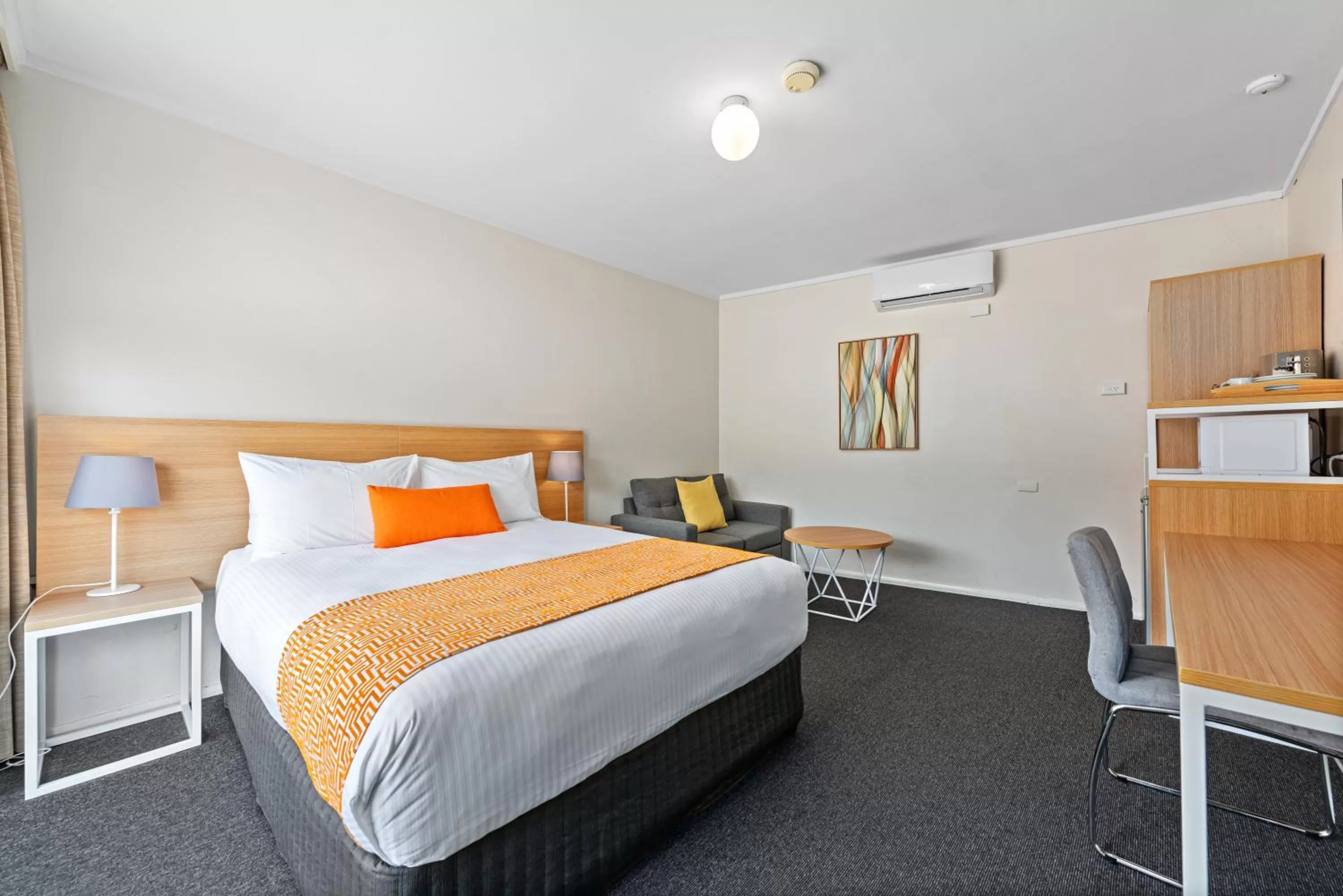 Bed in Comfort Inn & Suites Lakes Entrance