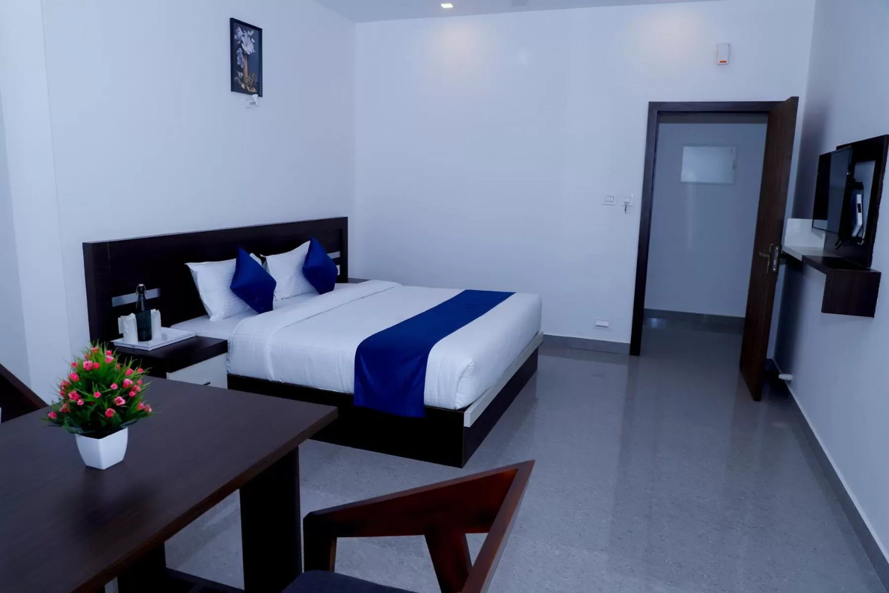 Photo of the whole room, Bed in Casillda Munnar