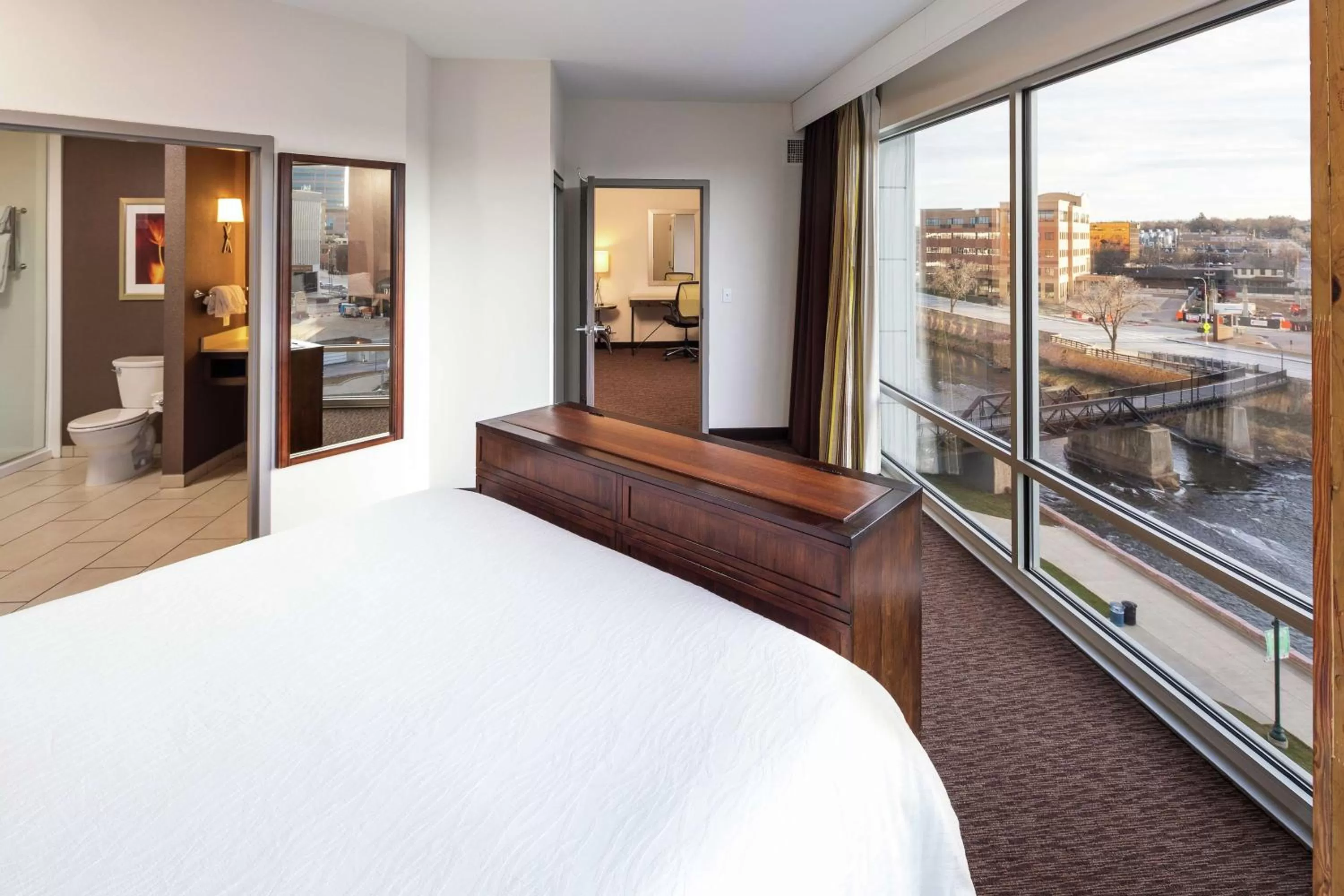 View (from property/room), Bed in Hilton Garden Inn Sioux Falls Downtown