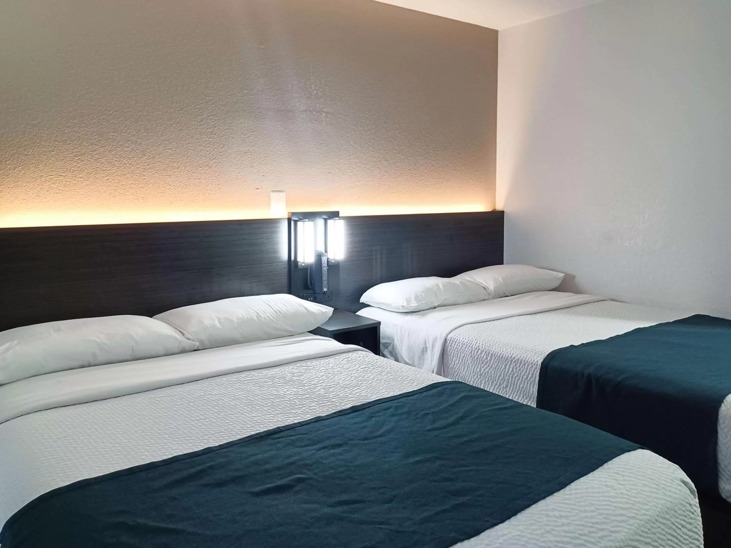 Bedroom, Bed in Motel 6-Fresno, CA - Blackstone North