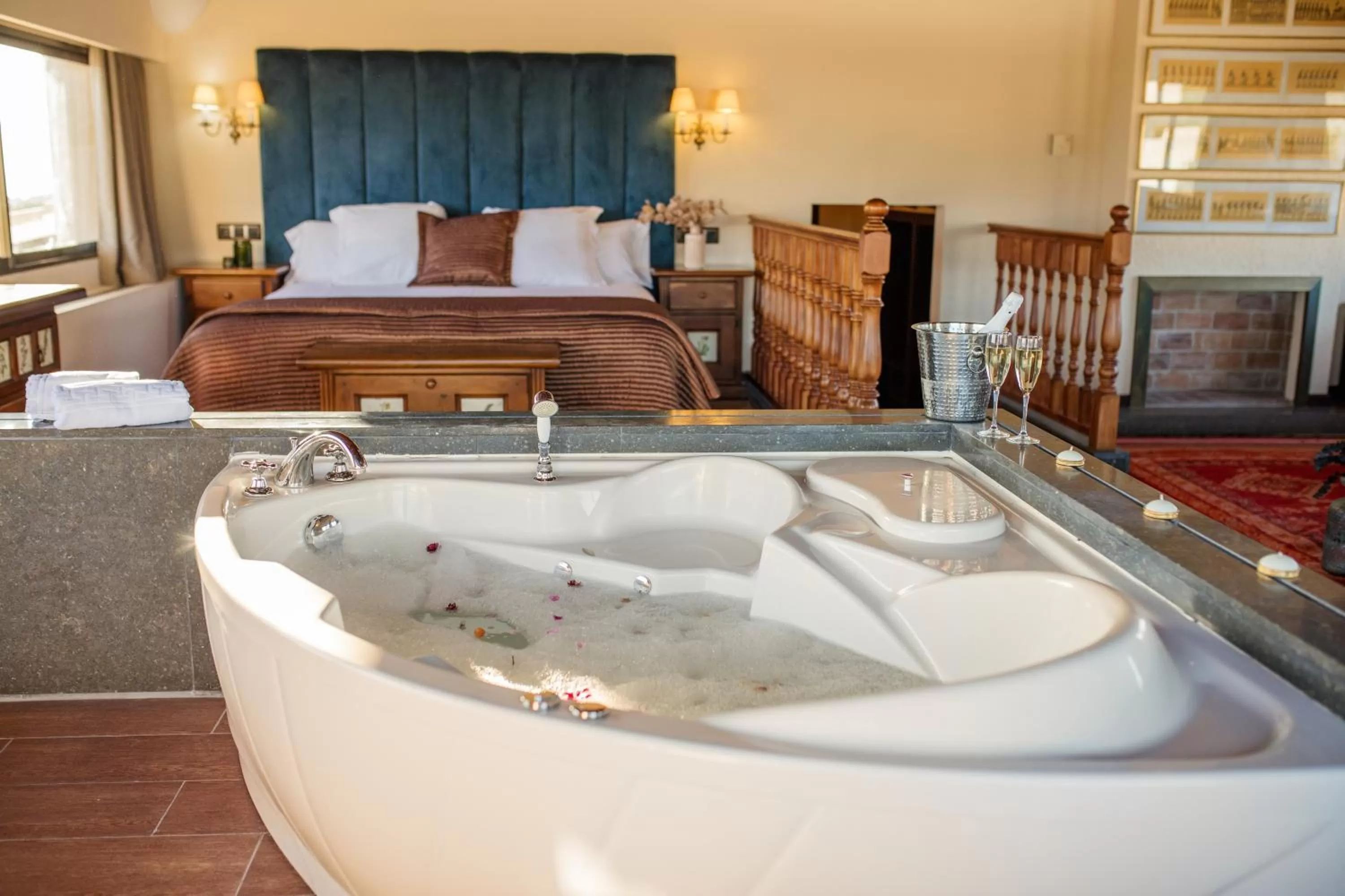 Photo of the whole room, Bed in Hotel Roger de Flor by Seleqtta