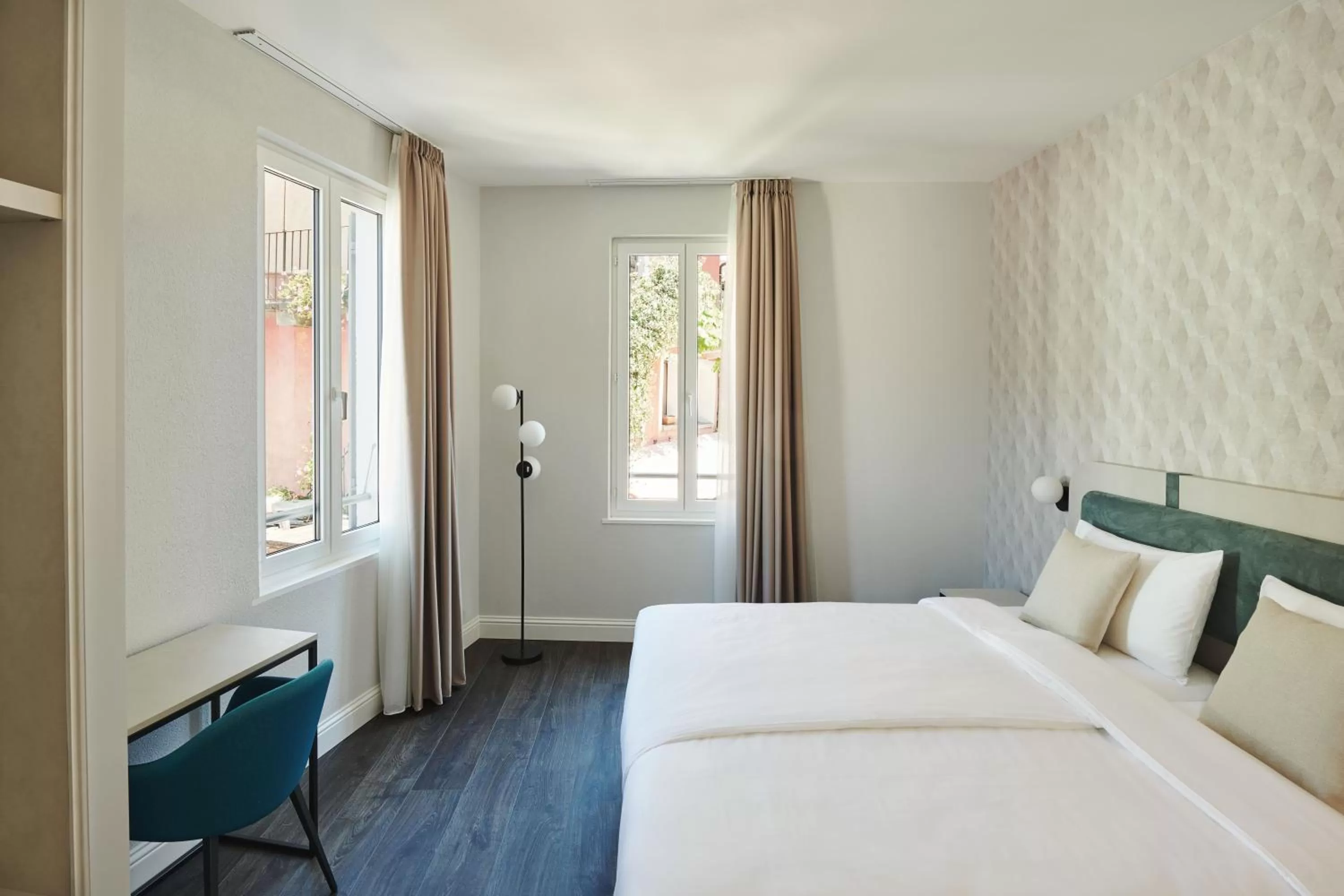 Photo of the whole room, Bed in Vista Lakefront Boutique Hotel