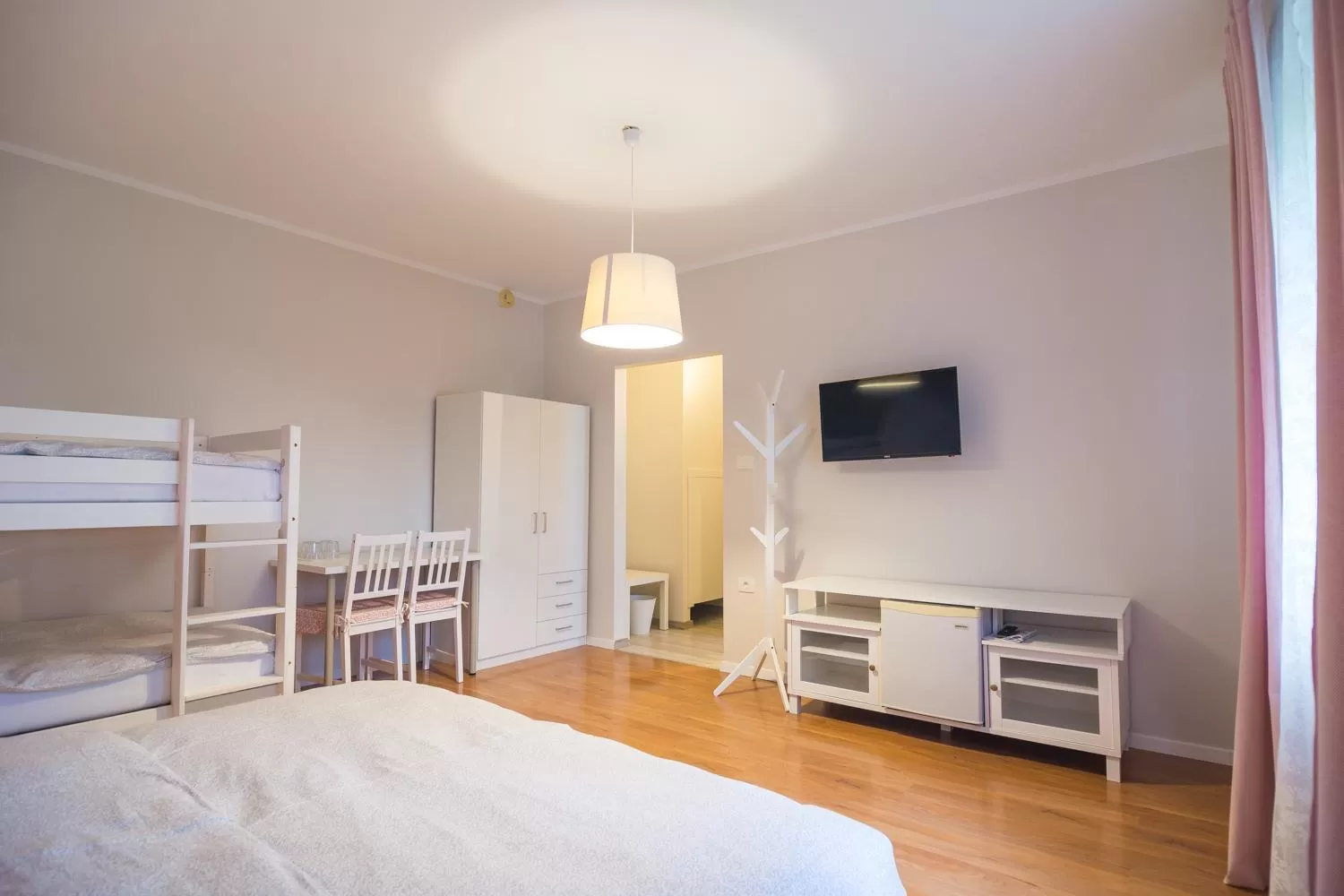 TV and multimedia, Bed in HOP HOUSE Garni Hotel