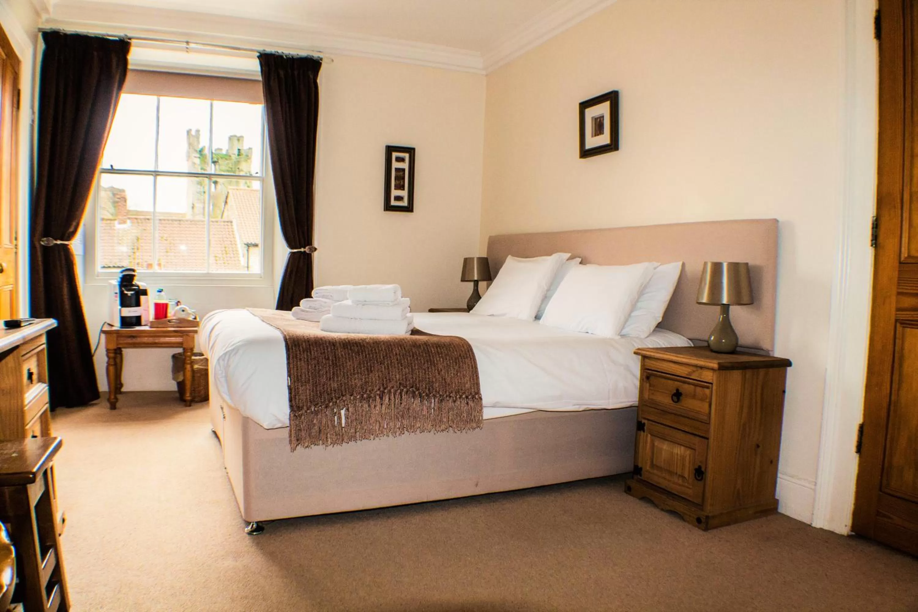 Bedroom, Bed in The Royal Oak Hotel