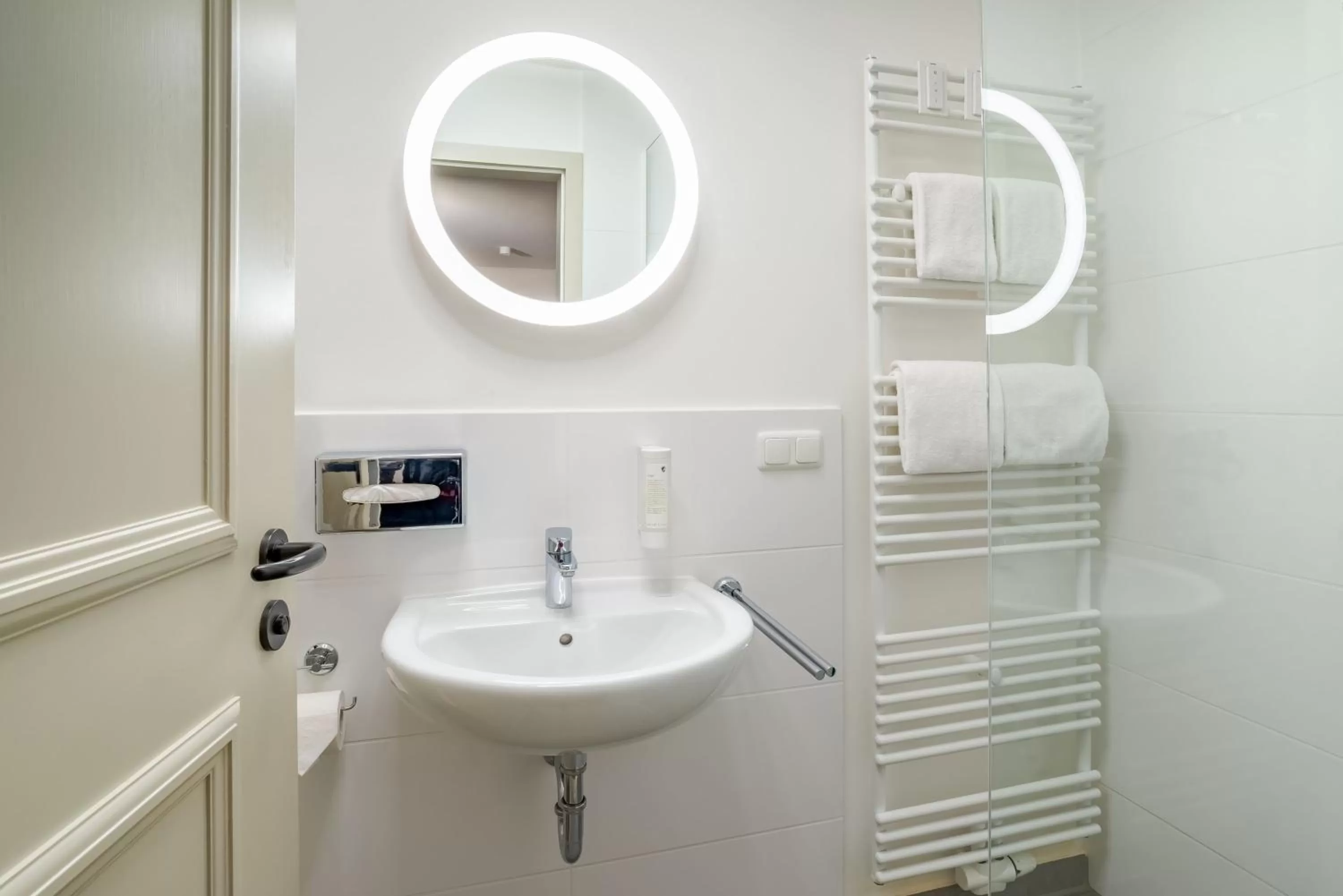 Bathroom in ANA Living Augsburg City Center by Arthotel ANA - Self-Service-Hotel