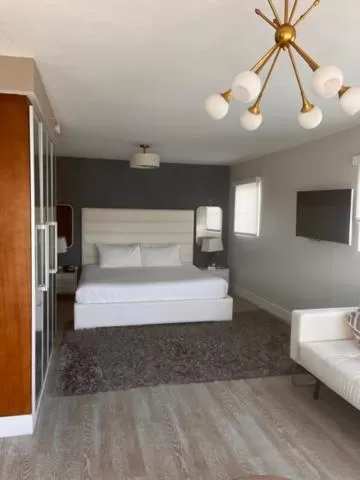 Bedroom, Bed in Suites at The Strand on Ocean Drive