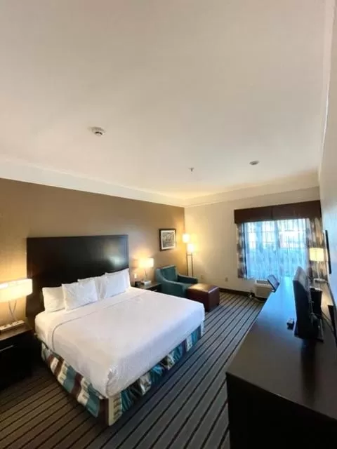 Bed in La Quinta by Wyndham Bakersfield North