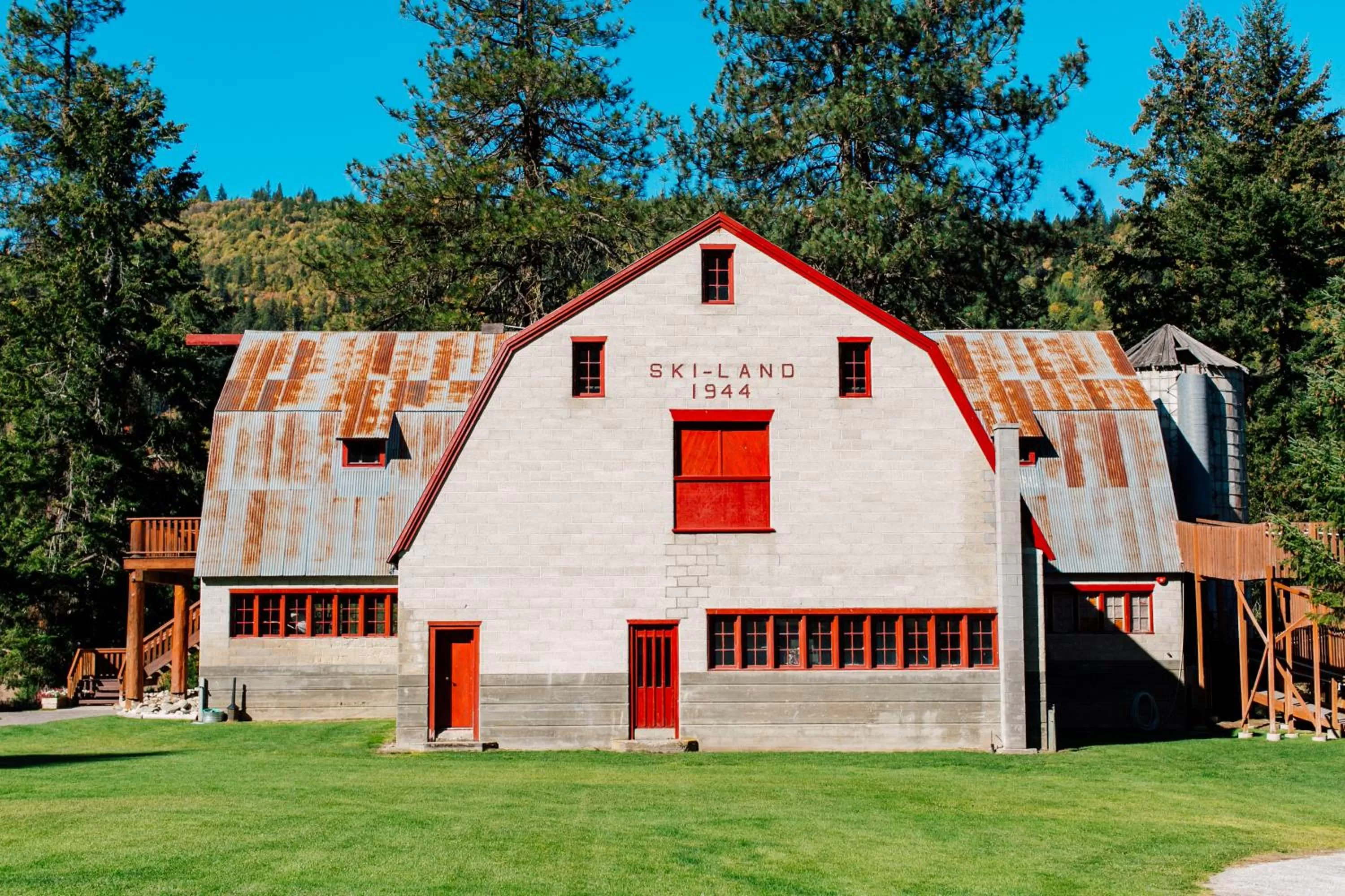 Property building in Pine River Ranch B&B