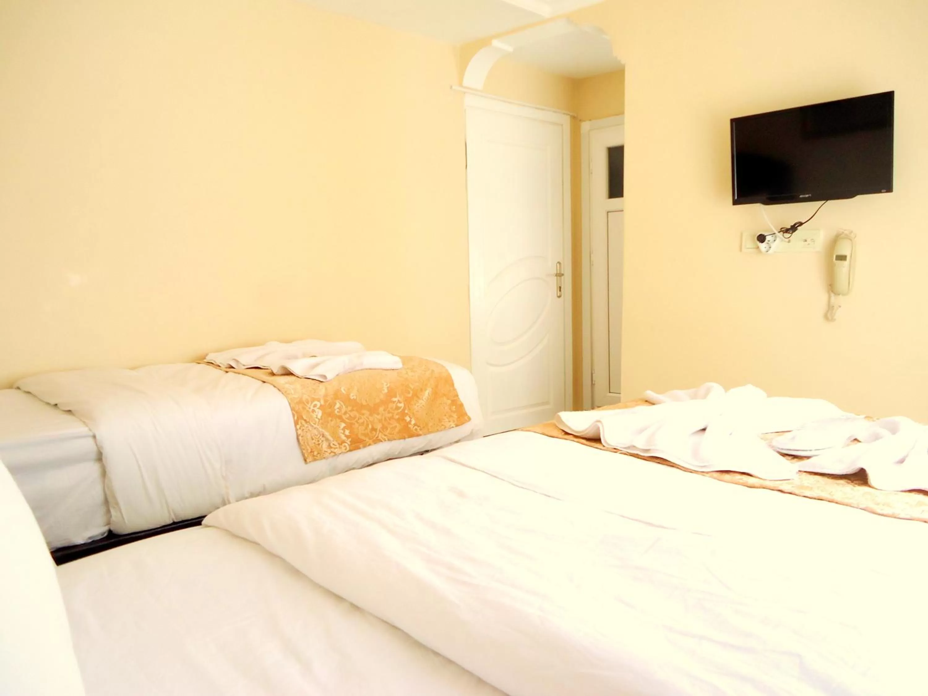 Photo of the whole room, Bed in Tolga Hotel