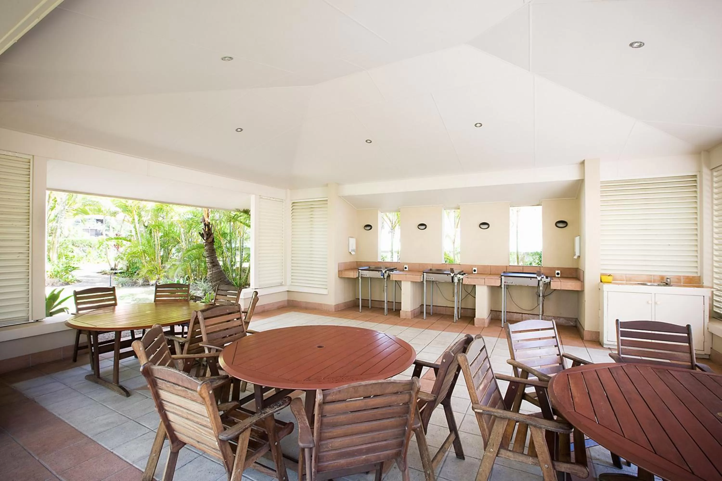 Lounge or bar in BreakFree Longbeach Resort