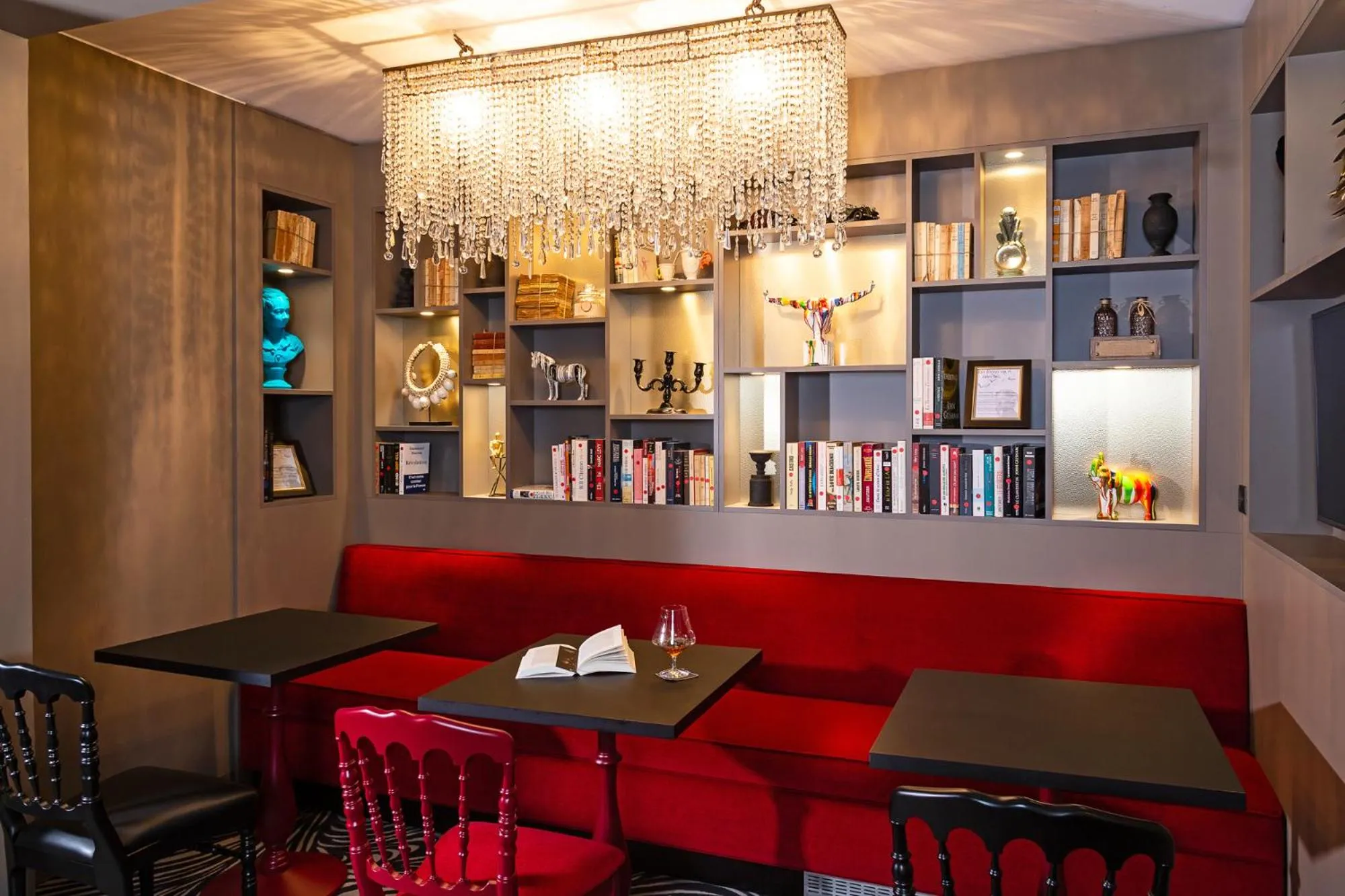 Library in Hotel Arok