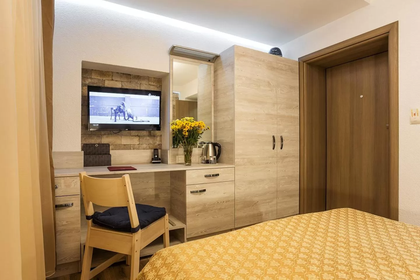 TV and multimedia, Bed in Sofia Place Hotel by HMG