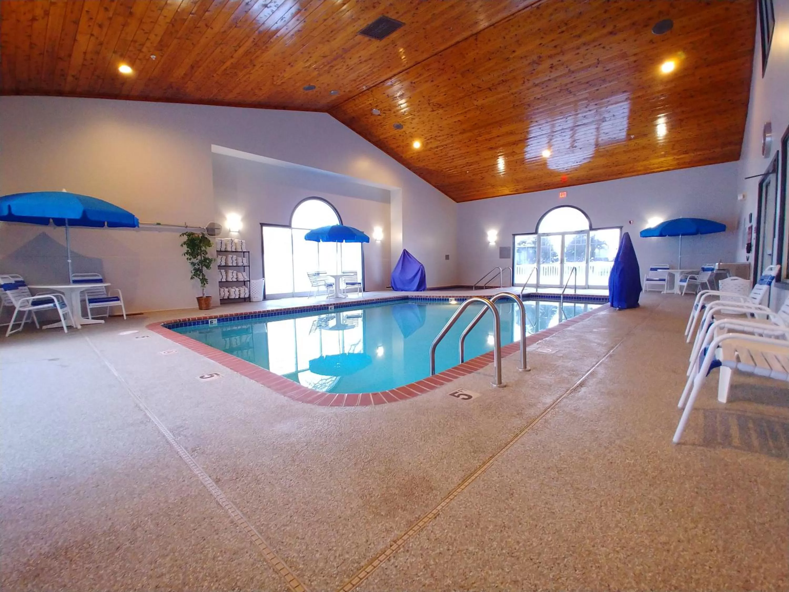 Swimming pool in Country Inn & Suites by Radisson, Freeport, IL