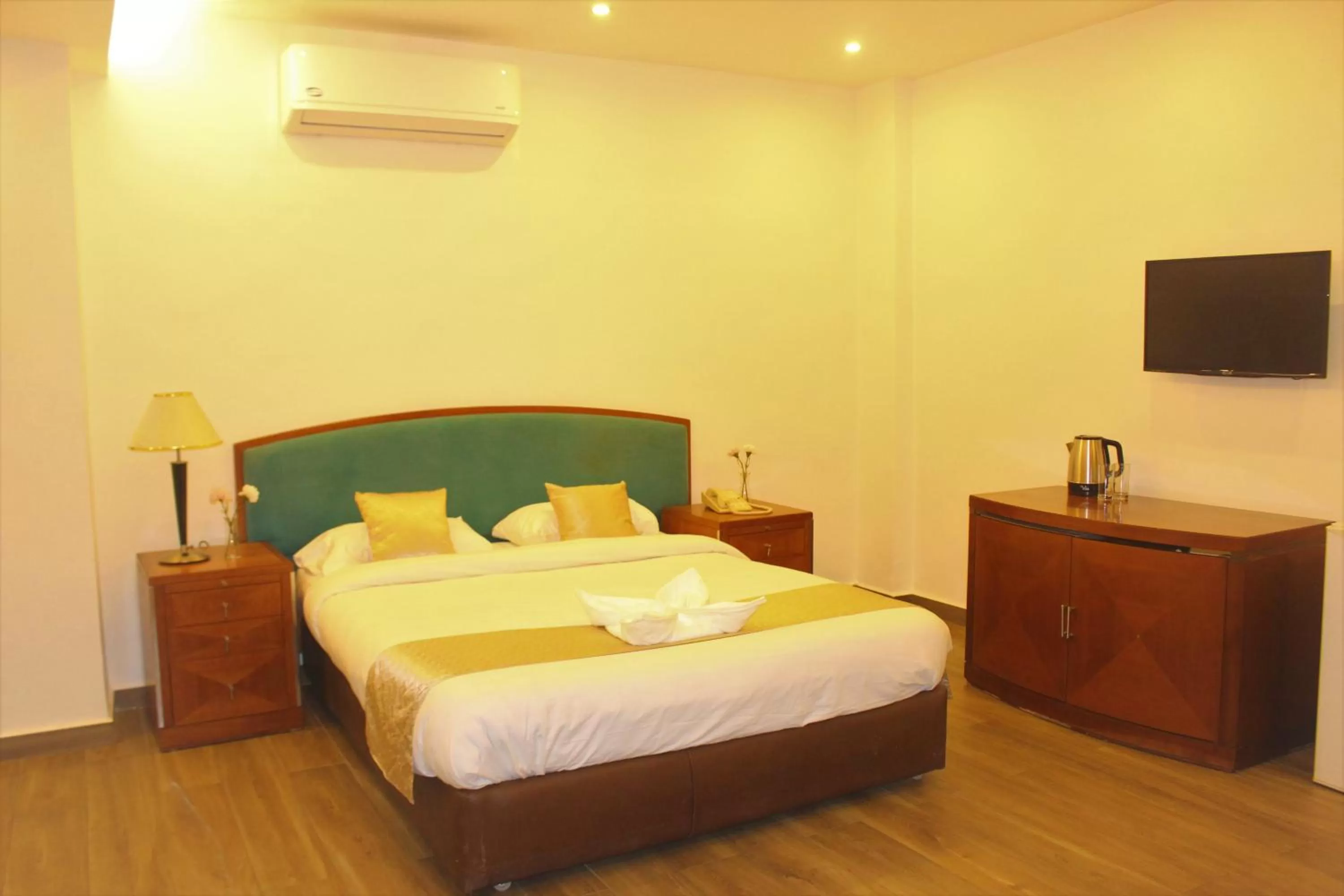 Bedroom, Bed in New MerryLand Hotel