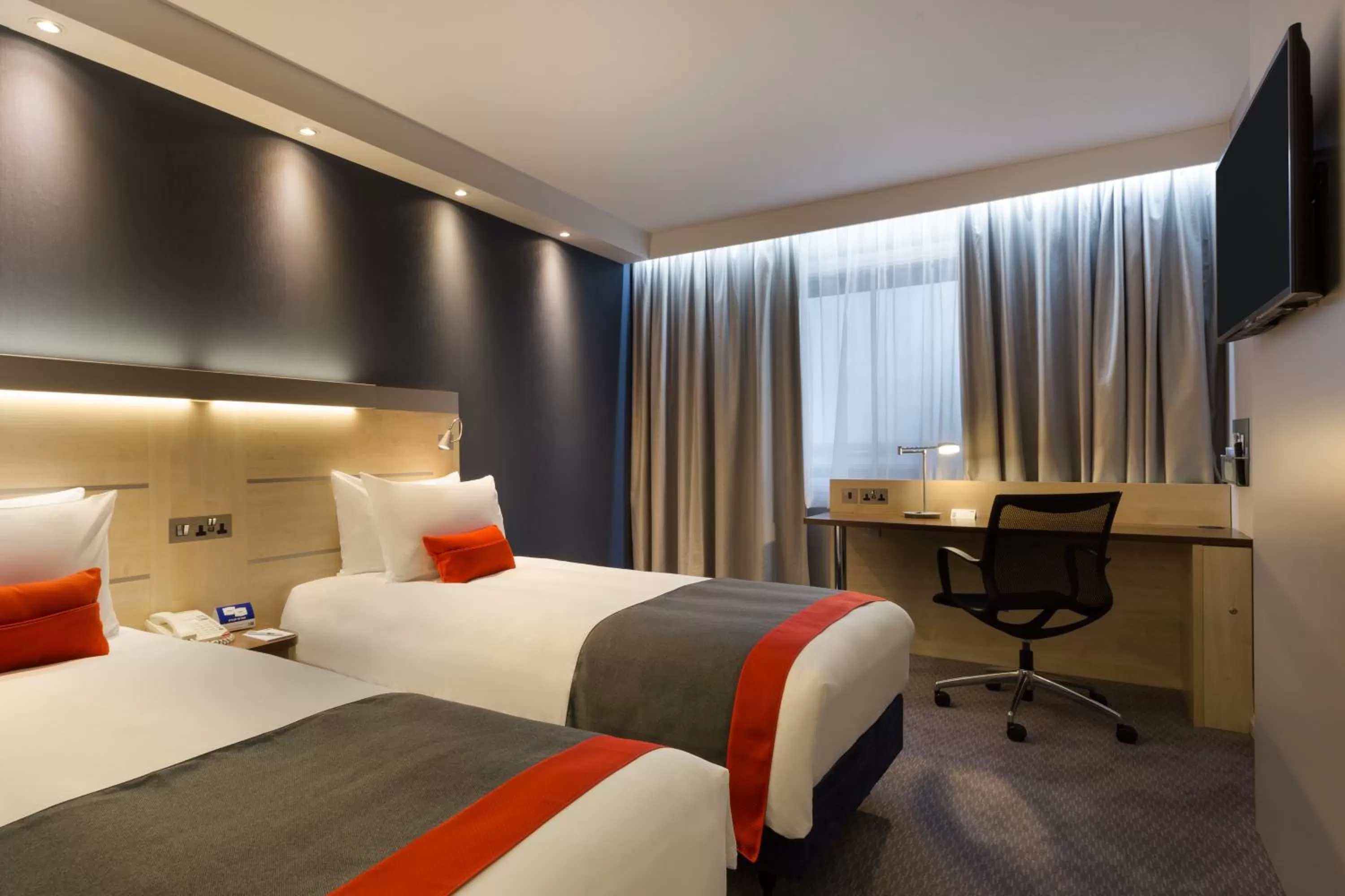 Photo of the whole room, Bed in Holiday Inn Express London - Watford Junction by IHG