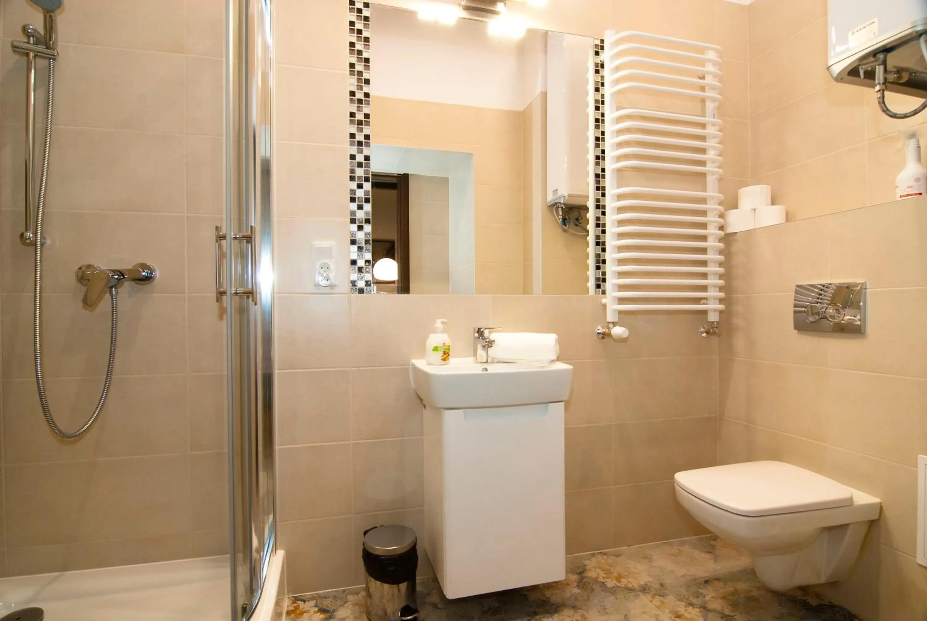 Shower in P&J Apartments Floriańska