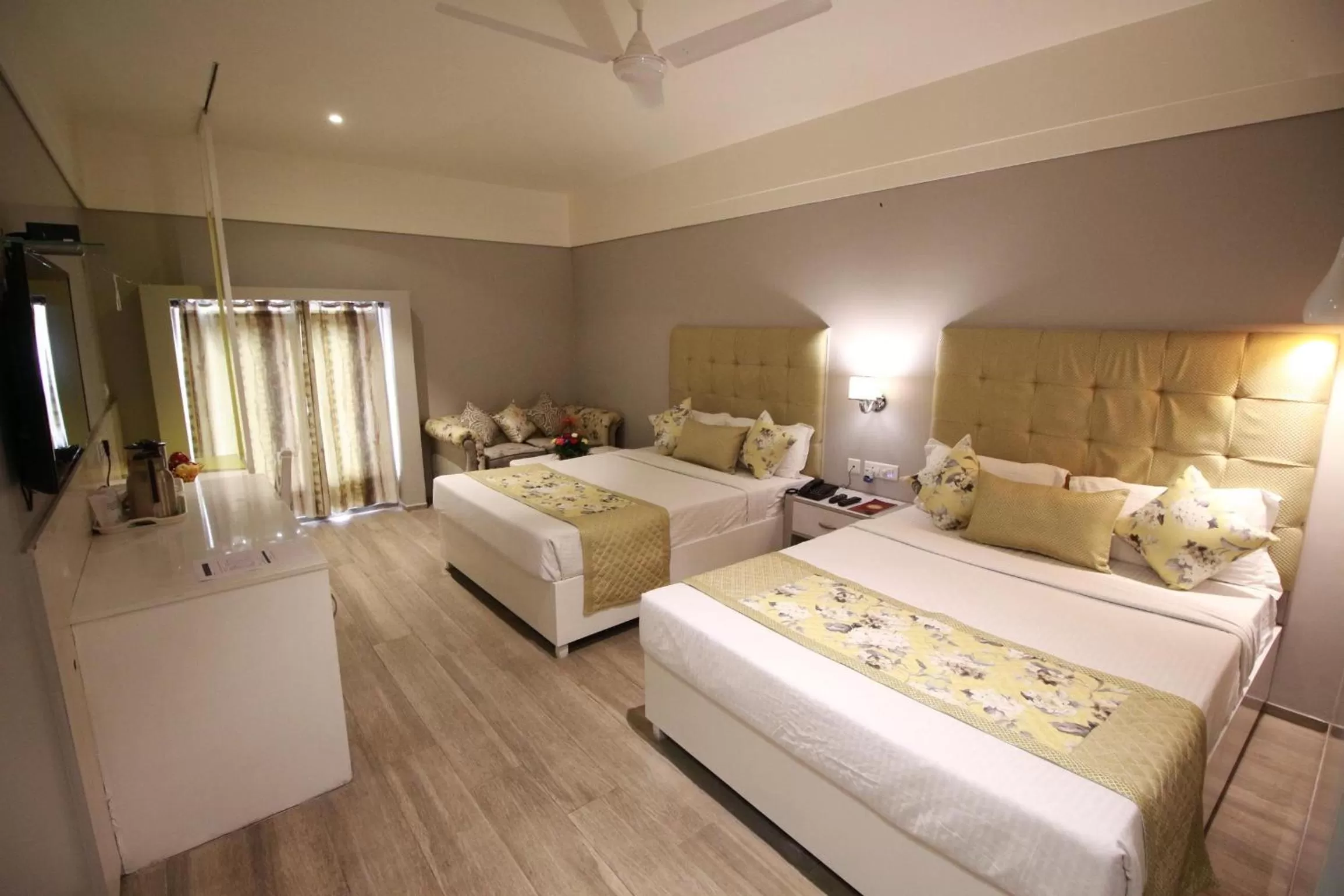 Photo of the whole room, Bed in Hotel Emerald