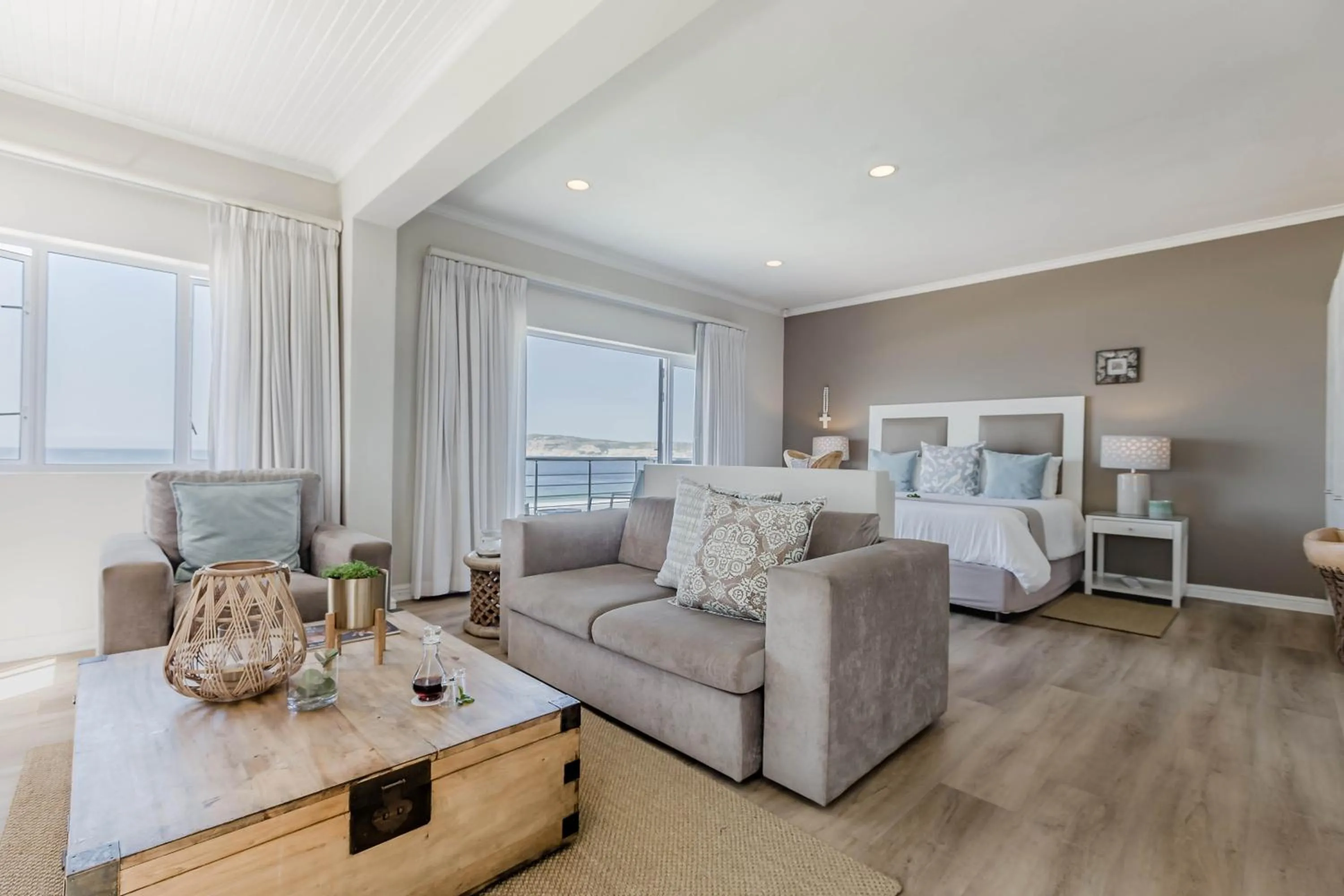 Communal lounge/ TV room, Bed in The Robberg Beach Lodge - Lion Roars Hotels & Lodges