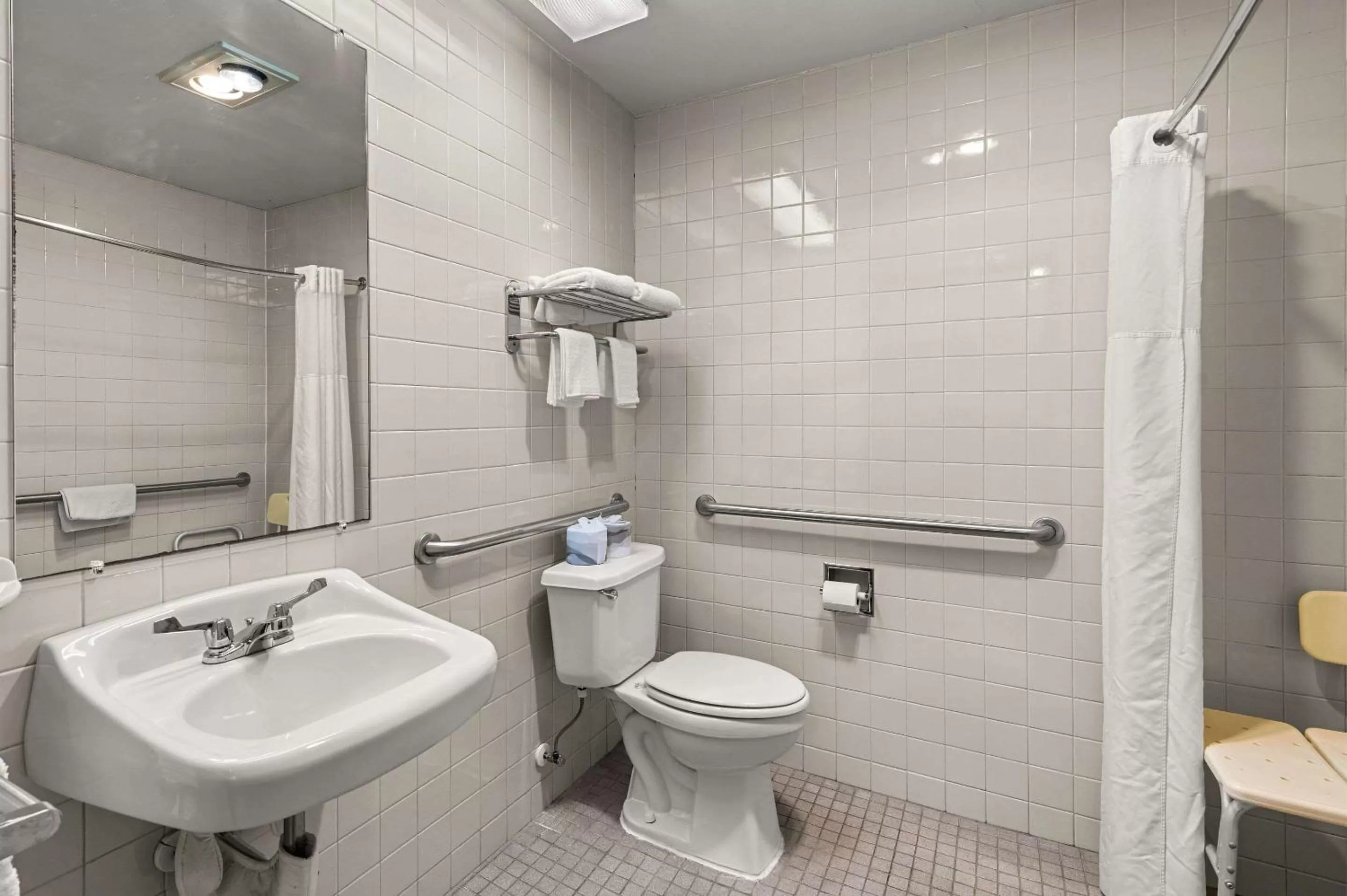 Bathroom in Suburban Studios Kansas City Airport North