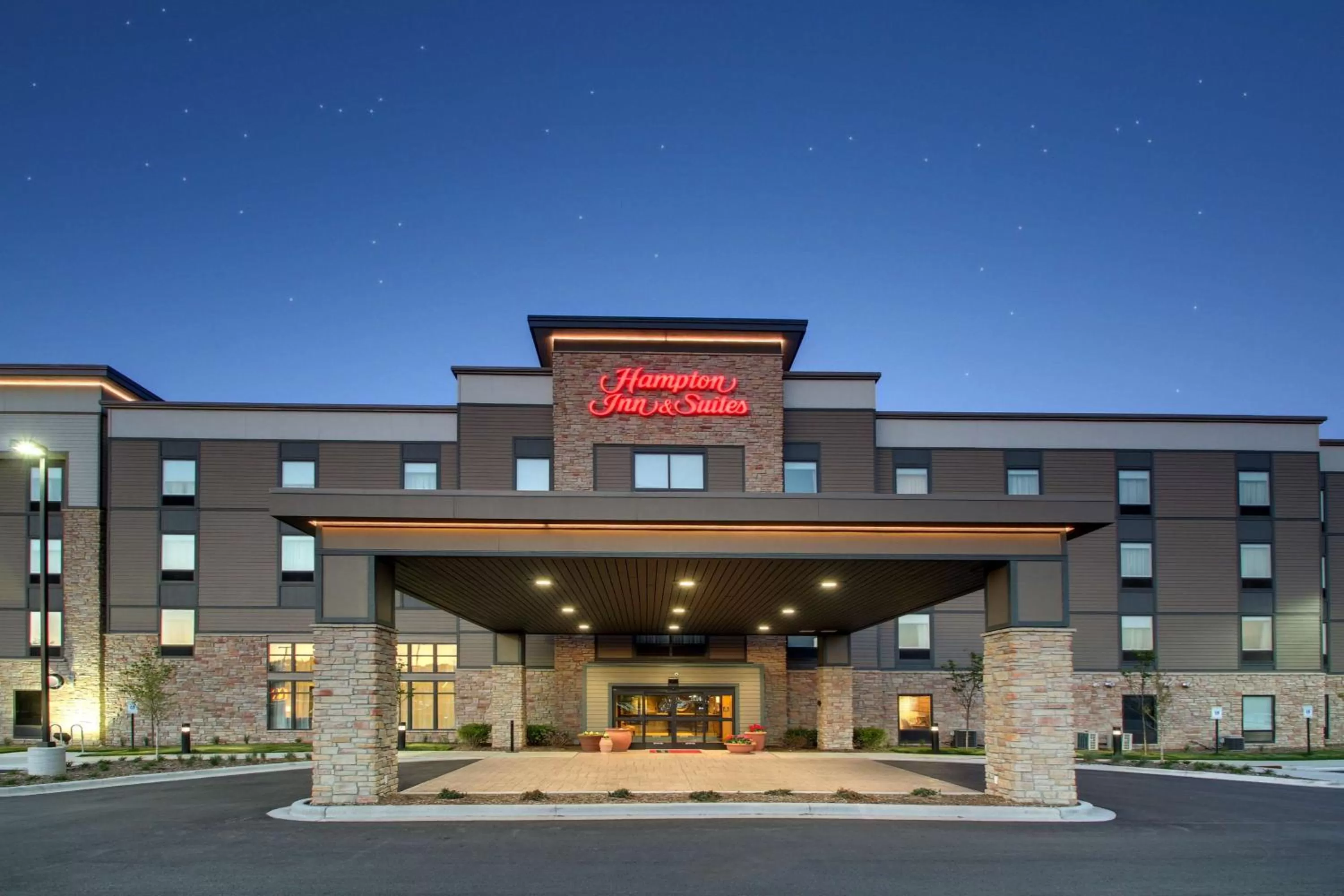 Property building in Hampton Inn & Suites Milwaukee West