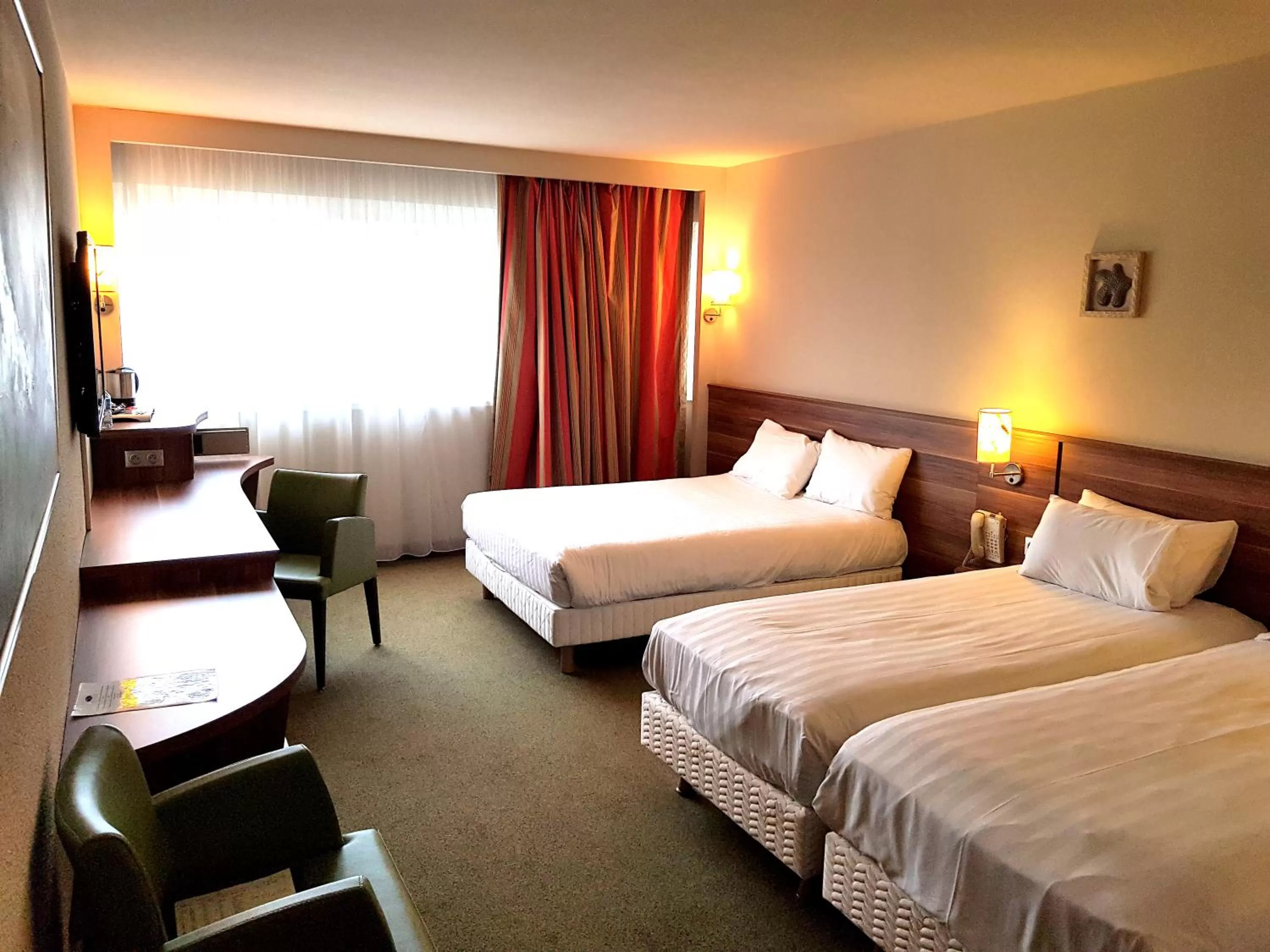 Photo of the whole room, Bed in Golden Tulip Bâle Mulhouse - Hôtel Restaurant
