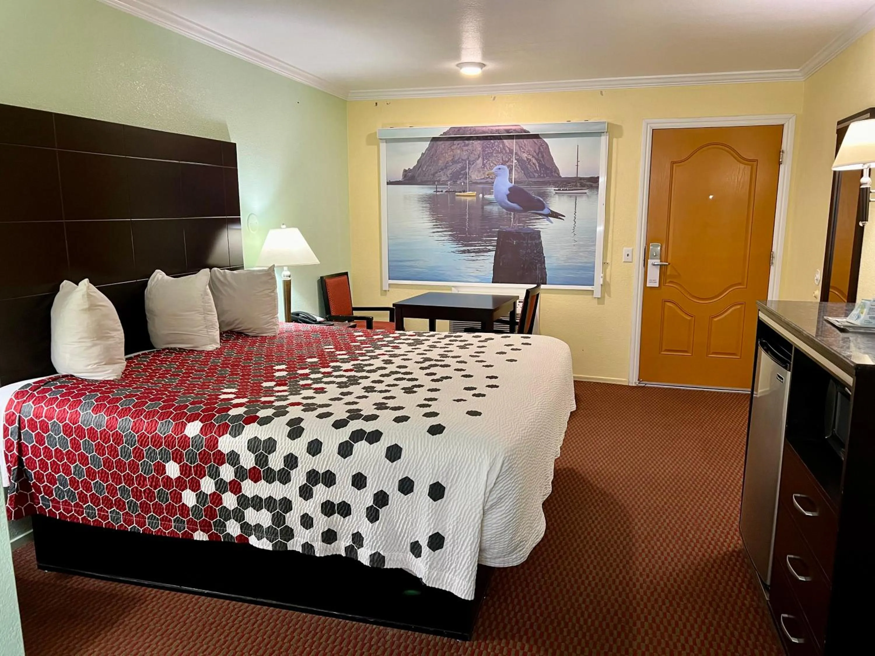 Property building, Bed in Morro Bay Beach Inn