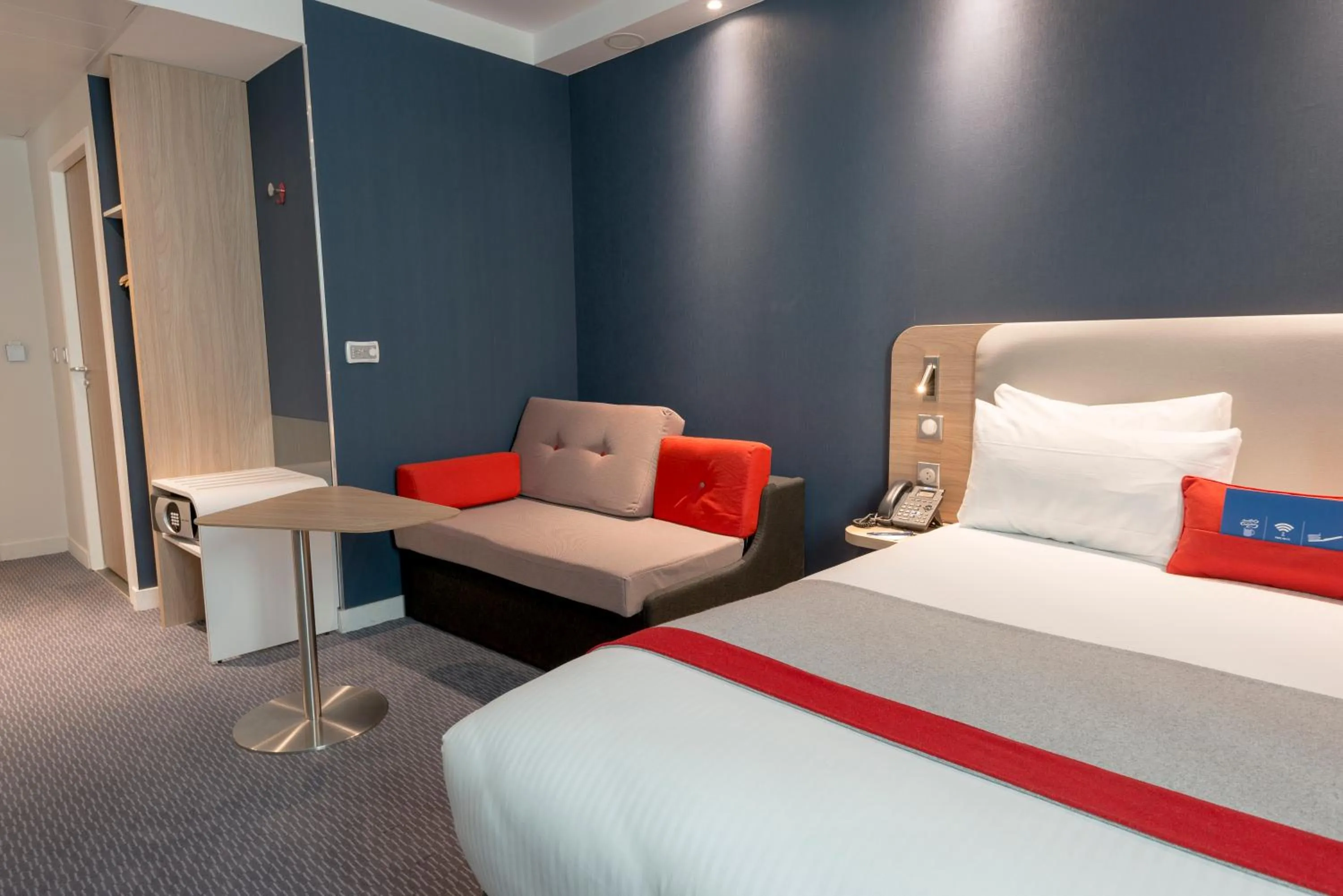 Photo of the whole room, Bed in Holiday Inn Express Paris - Velizy by IHG
