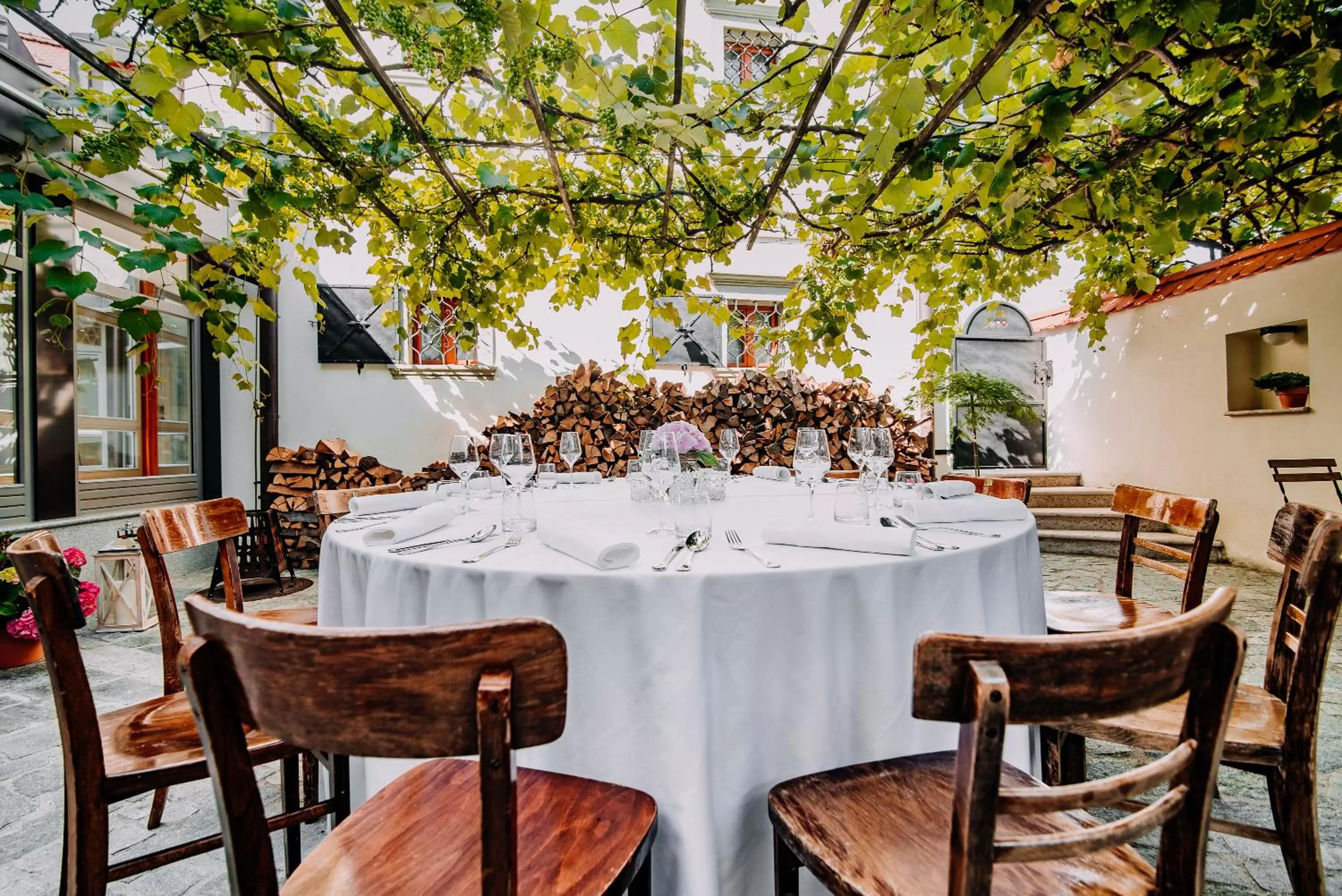 Restaurant/places to eat in Hotel Dvor Jezersek Brnik