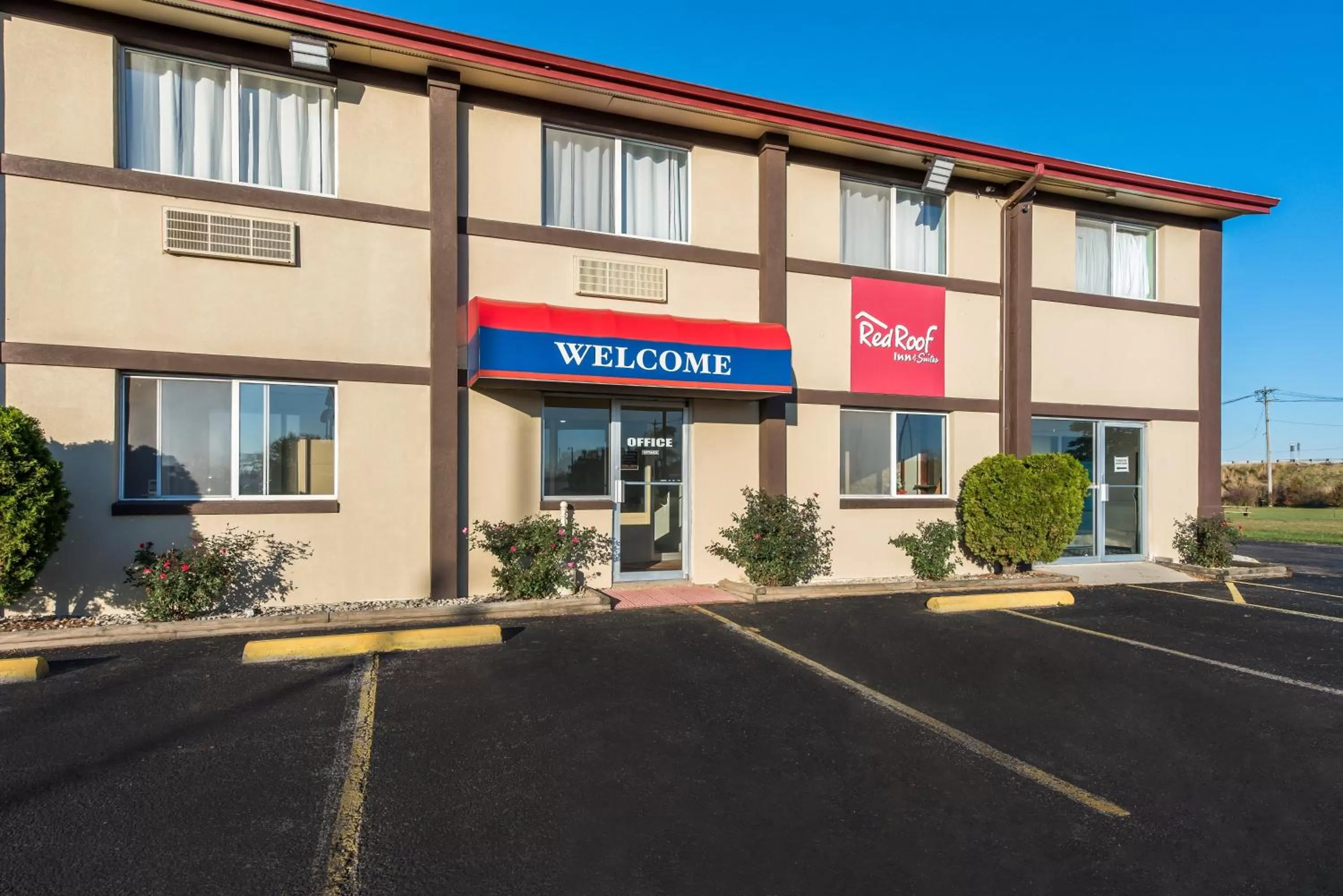Property building in Red Roof Inn & Suites Wapakoneta