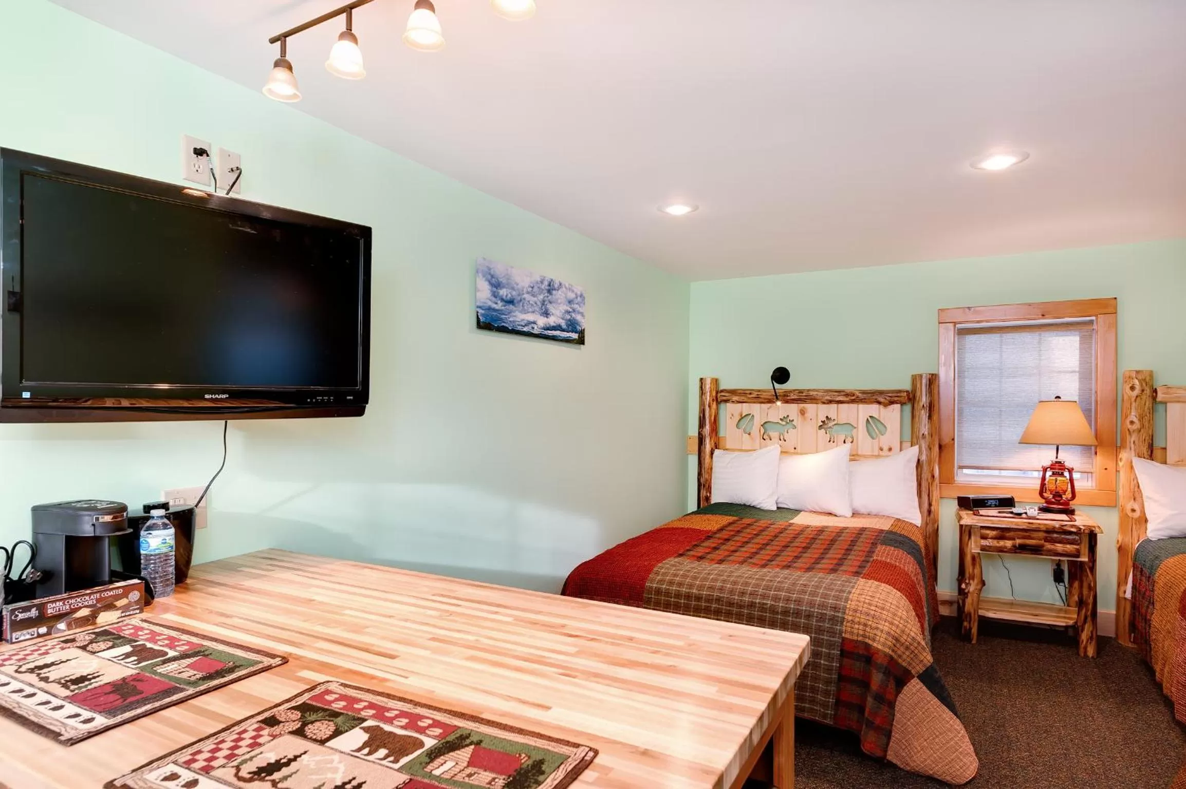 Coffee/tea facilities, Bed in Cobble Mountain Lodge