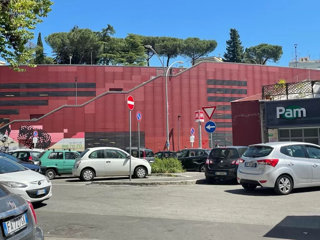 Property Building in B&B metro B 10 passi dalla metro B